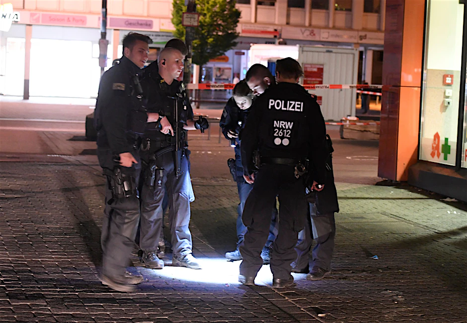 Polizisten im Einsatz nach einer Schießerei in Duisburg.