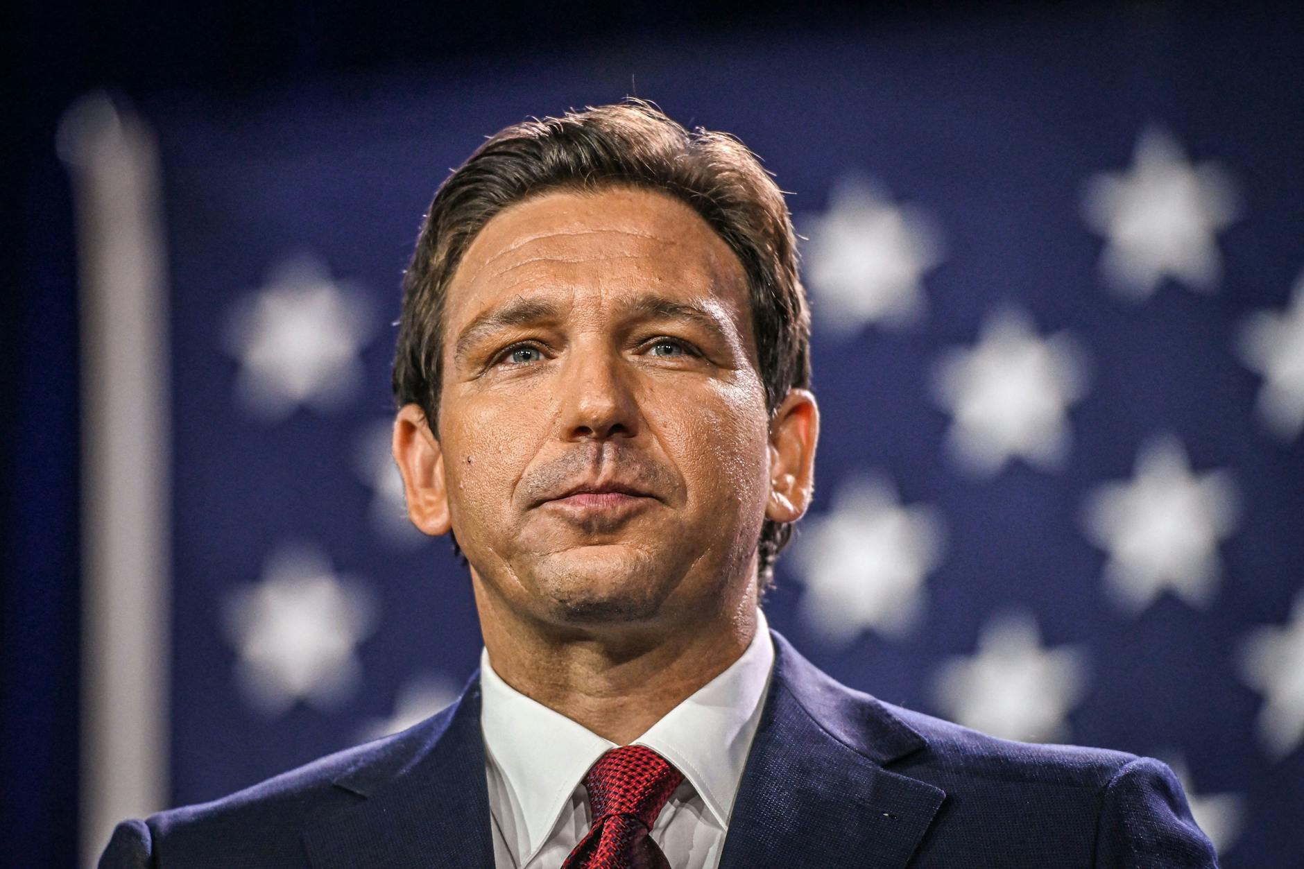 Floridas Gouverneur Ron DeSantis soll bei den kommenden Präsidentschaftswahlen gegen Trump und Biden antreten.