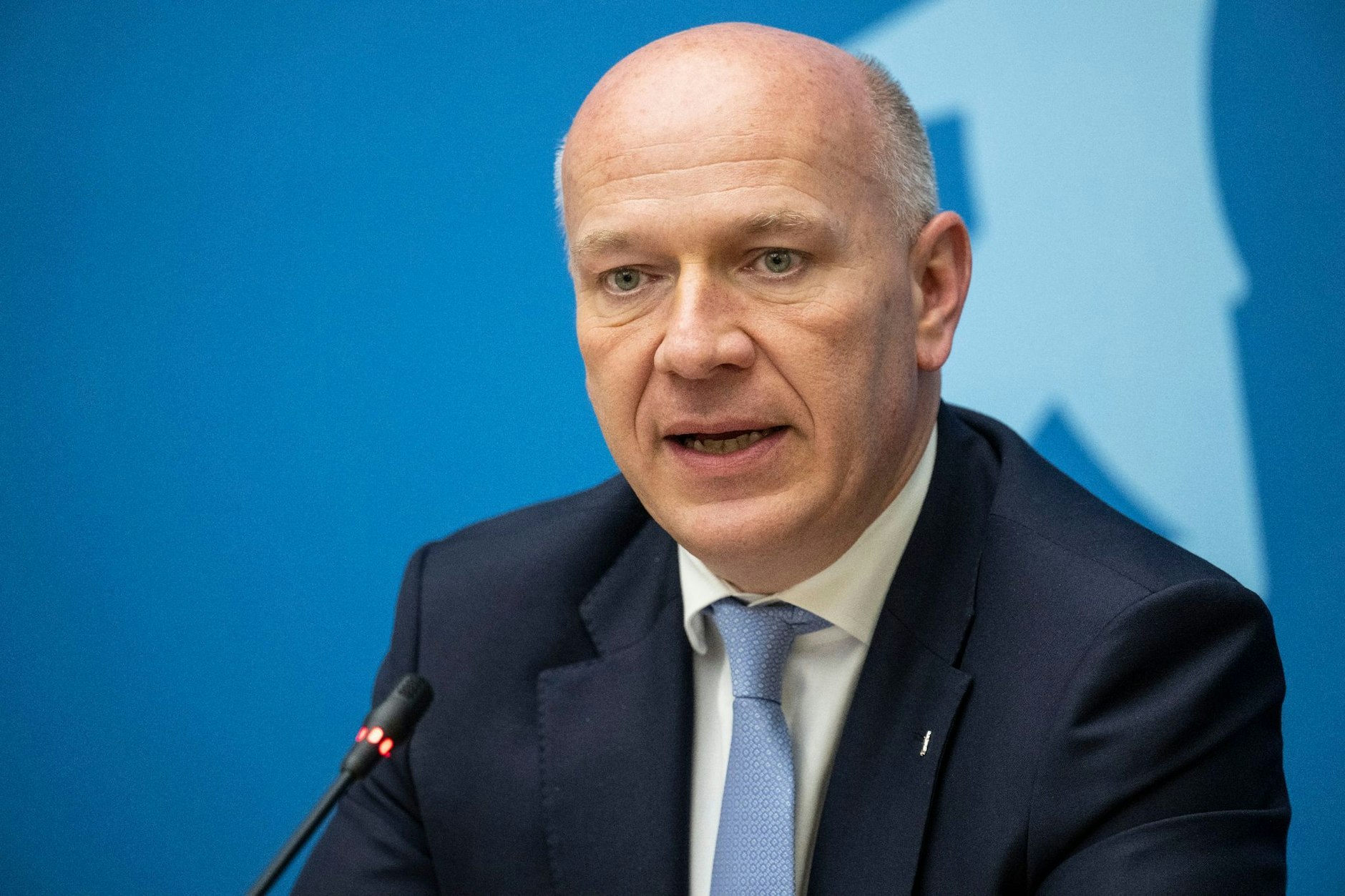 ARCHIV - Kai Wegner spricht auf einer Pressekonferenz.  