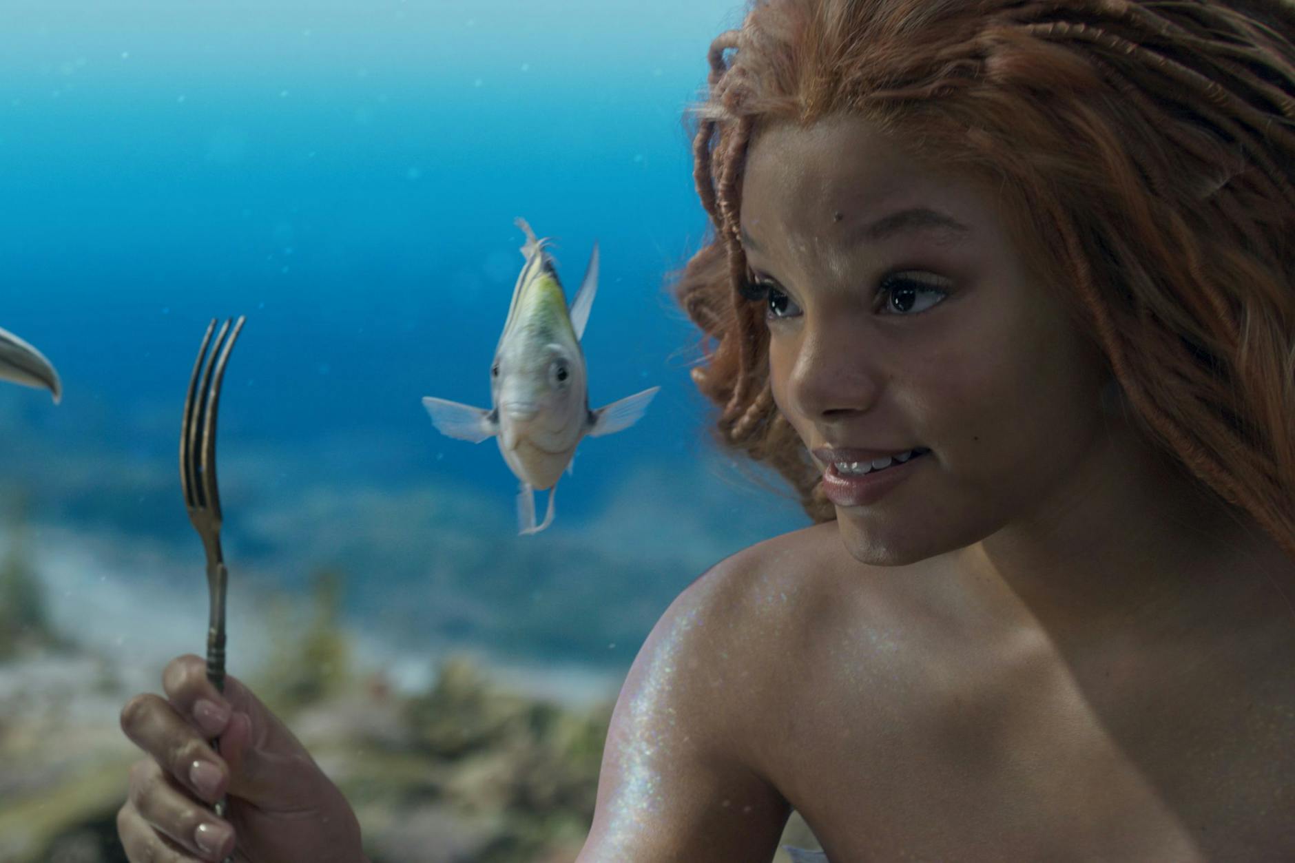Arielle (Halle Bailey) mit Dingelhopper und ihrem Fischfreund Fabius.