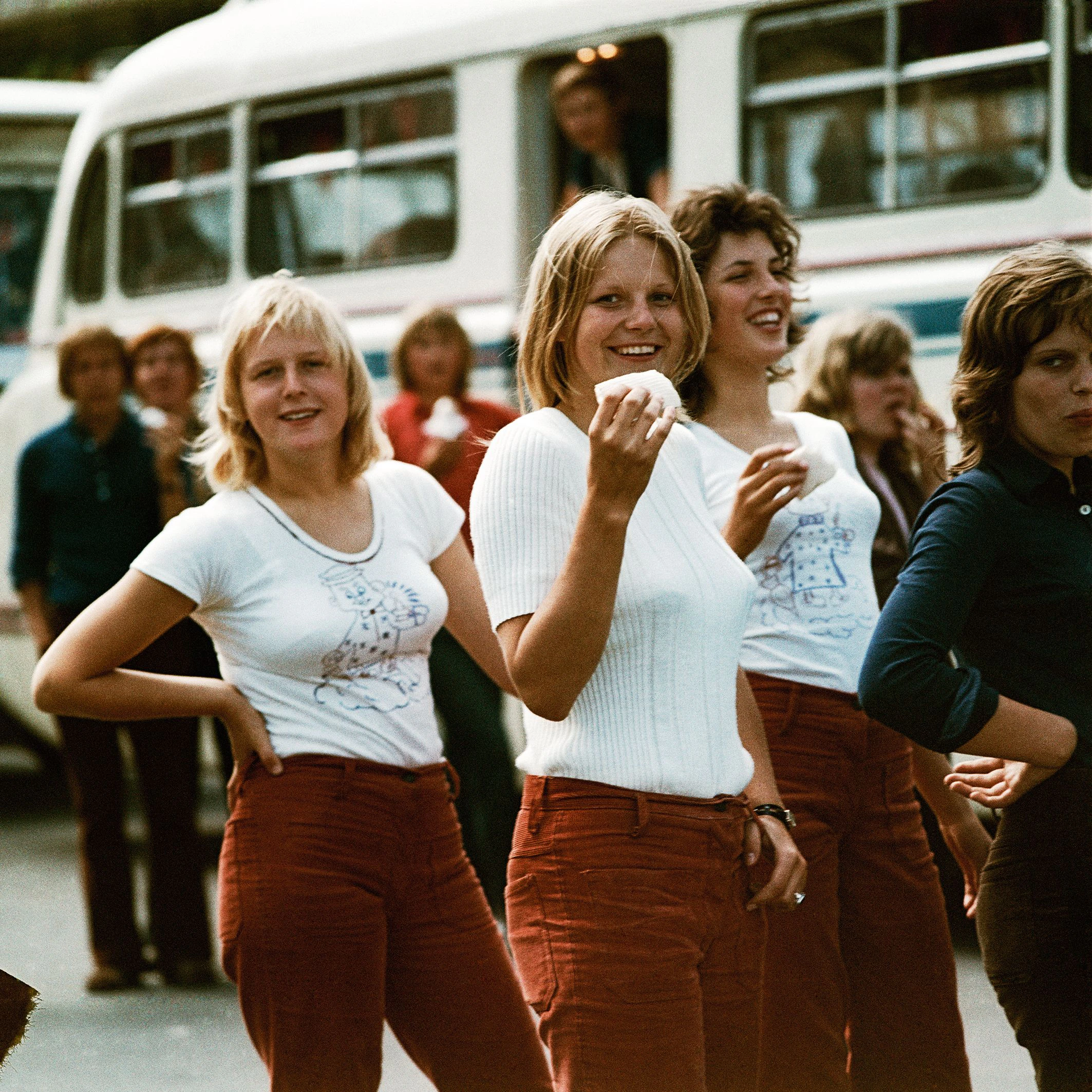 Unternehmungslustig sind diese jungen Frauen bei den Weltfestspielen der Jugend und Studenten 1973 unterwegs. Die ihnen nachträglich angehängte „Diktatursozialisierung“ hinderte sie offensichtlich nicht, ihr Leben selbstbewusst in Angriff zu nehmen. 25.600 Teilnehmer aus 140 Ländern waren dabei. Die allgegenwärtige Staatssicherheit sorgte sich um die Übersicht. Während des Ereignisses sollen präventiv mehr als 2000 „Asoziale“ verhaftet worden sein.