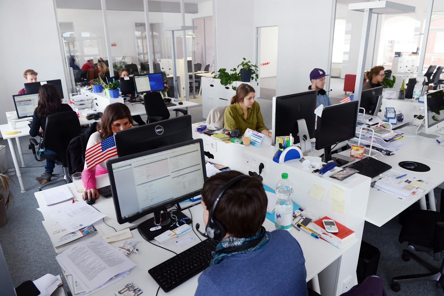 Mitarbeiter arbeiten an verschiedenen Computern in einem Büro in Berlin (Symbolbild).