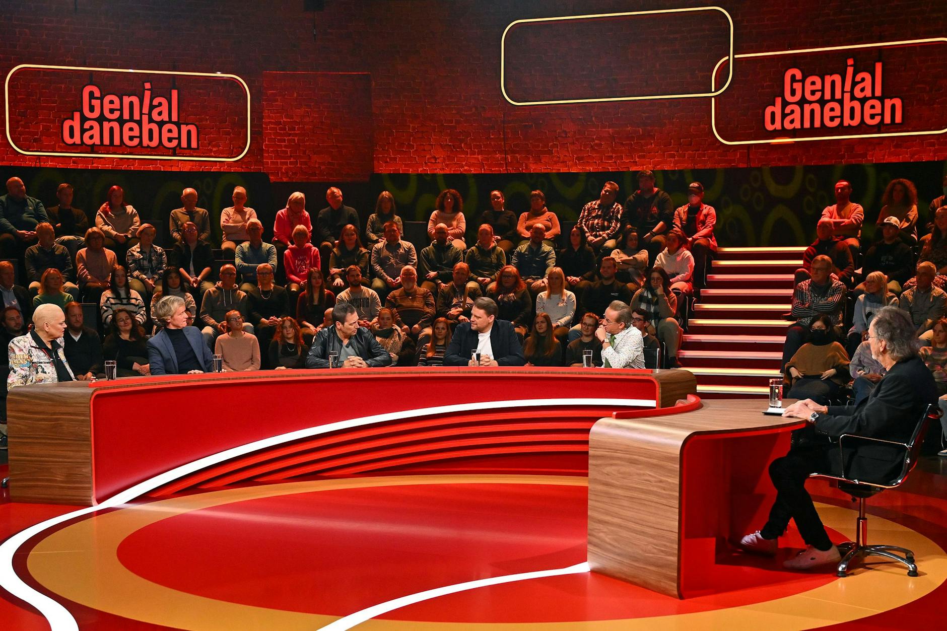 Bei „Genial daneben“ müssen Comedy-Stars Lösungen für besondere schräge Quiz-Fragen finden.