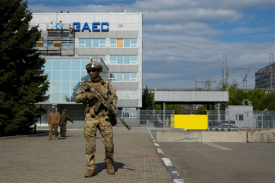 &nbsp; Ein russischer Soldat auf dem Gelände des Kernkraftwerks Saporischschja.