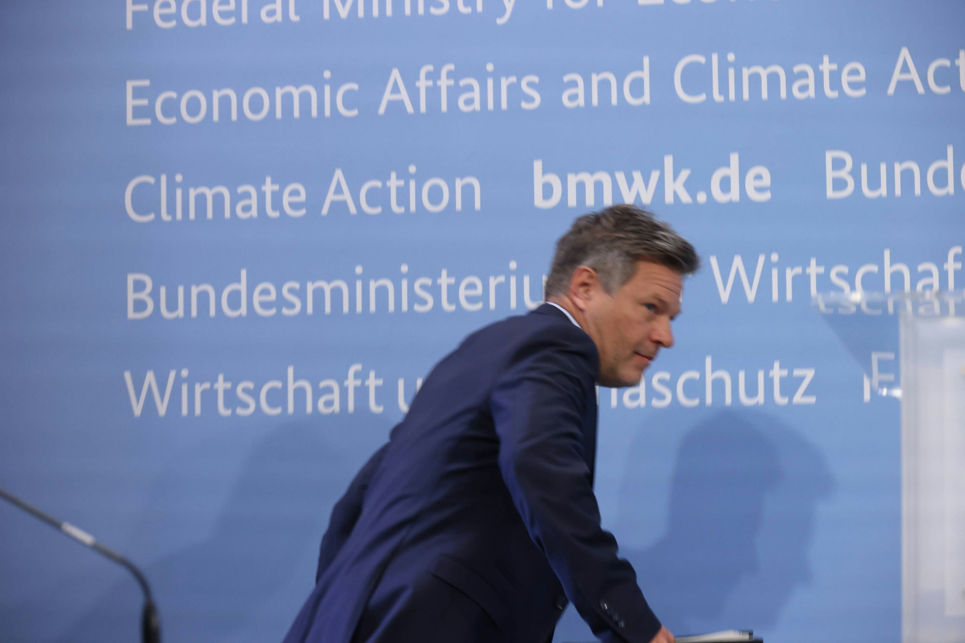 Sichtbar angefressen verlässt Bundeswirtschaftsminister Robert Habeck die Pressekonferenz am Dienstagmittag.