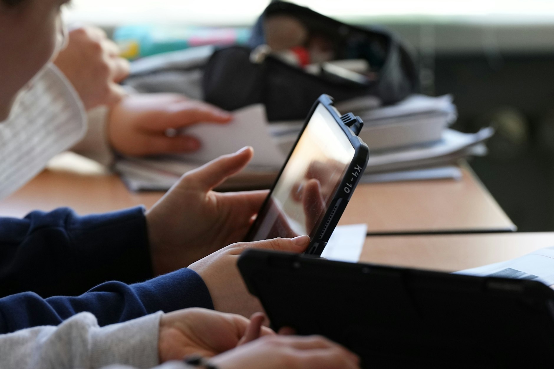 Tablets im Klassenzimmer sind schon recht verbreitet. Erhalten Schüler durch die Nutzung von Künstlicher Intelligenz ungerechte Vorteile?