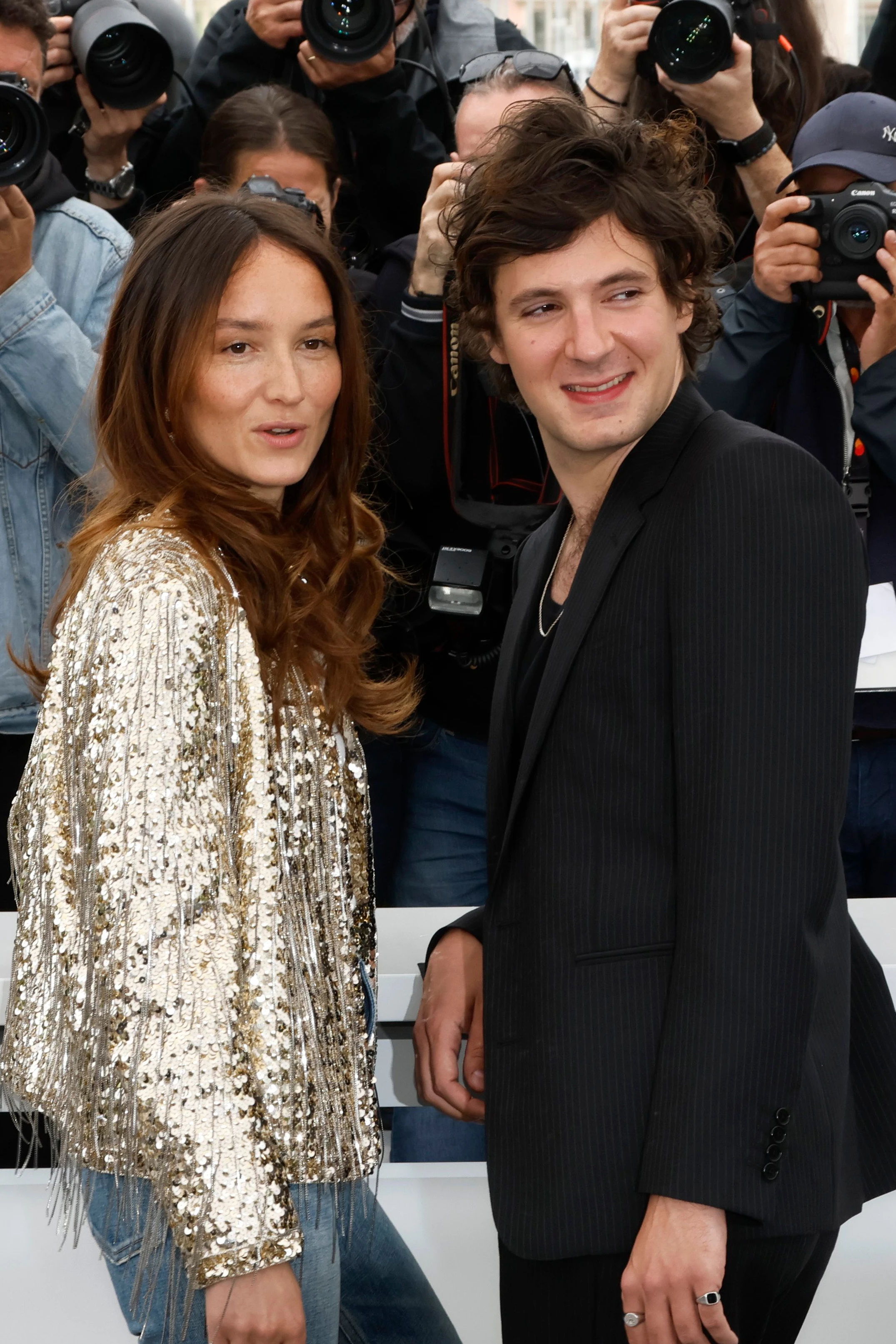 Anaïs Demoustier mit Vincent Lacoste, der ebenfalls in einen Céline-Look von Hedi Slimane gekleidet ist.
