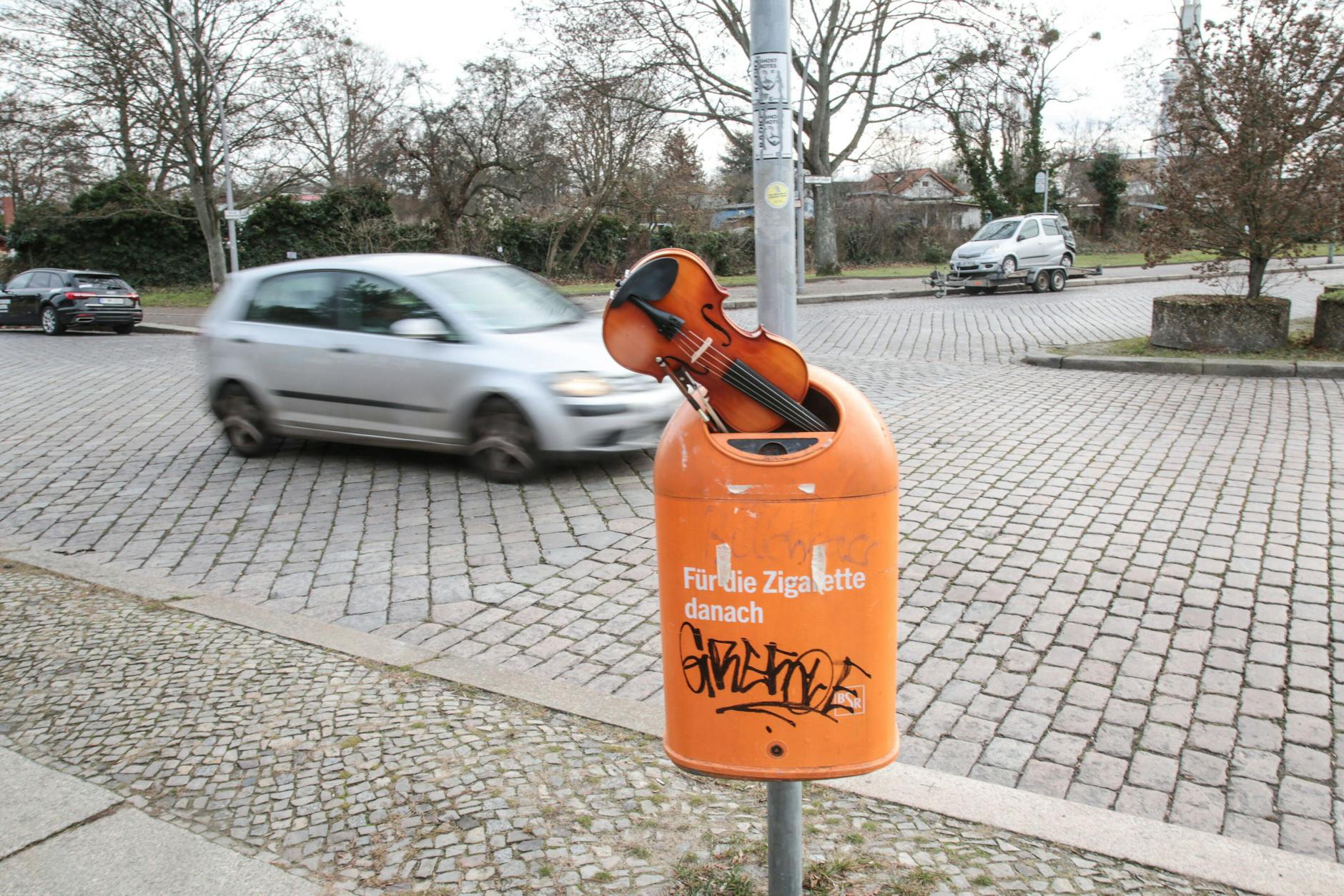 Wie kam die Violine in den Mülleimer? Wir wissen es nicht. Nirgendwo kann man so anonym und einsam leben wie in Berlin.