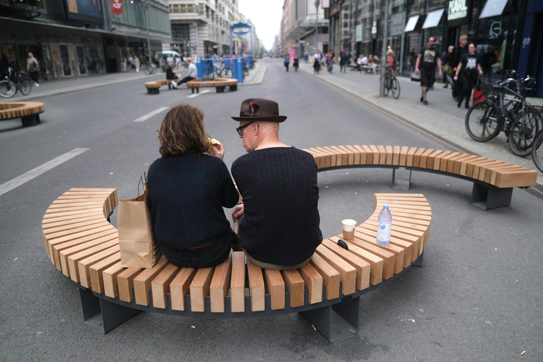 Gemütlich? In jedem Fall geometrisch gebogen: Sitzmöbel auf der Fahrbahn der Friedrichstraße.