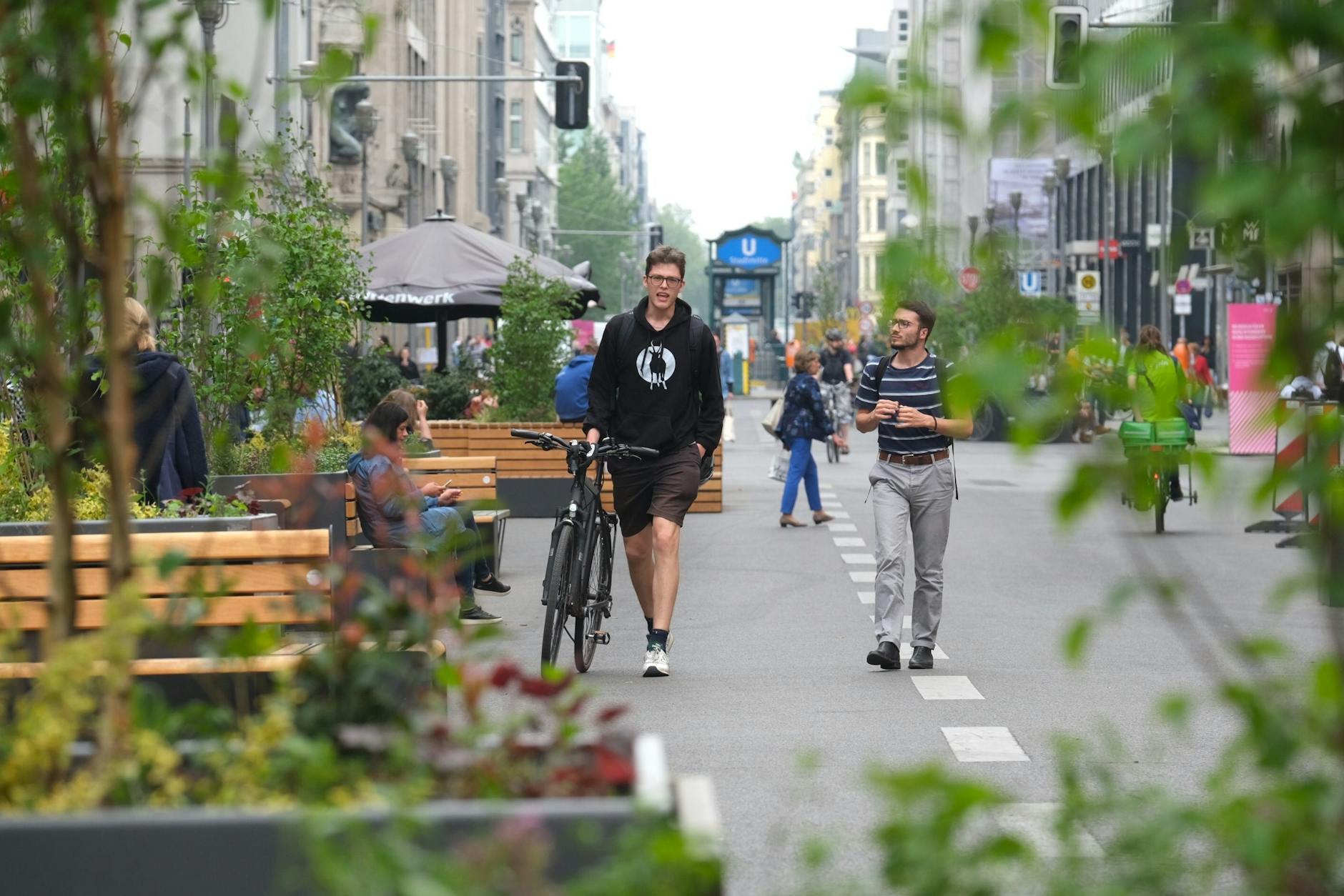 Die Friedrichstraße soll bald wieder für Autos frei sein.