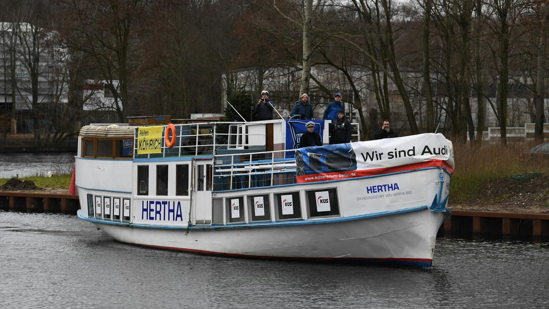 Im Dezember 2017 erreicht der Gründungsdampfer von Hertha BSC bei seiner Überführung den Hafen Rummelsburg.
