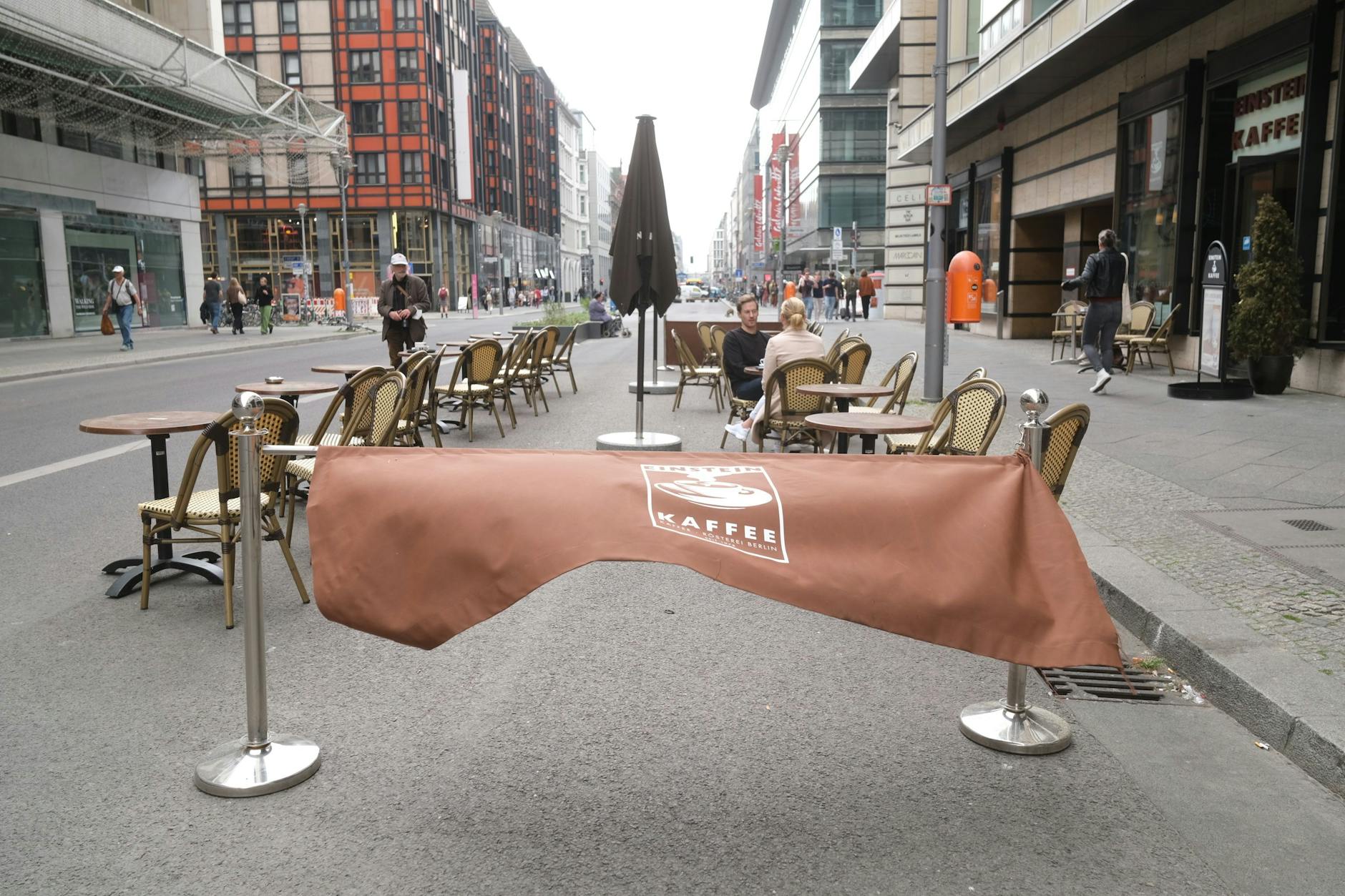 Ein Bild für Freunde von Symbolik: Mit wehenden Fahnen geht die Flaniermeile unter.