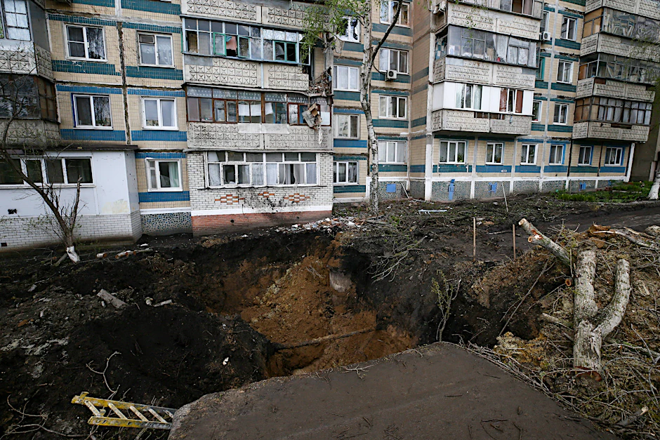 Ein Krater nach einer Explosion in der westrussischen Stadt Belgorod.