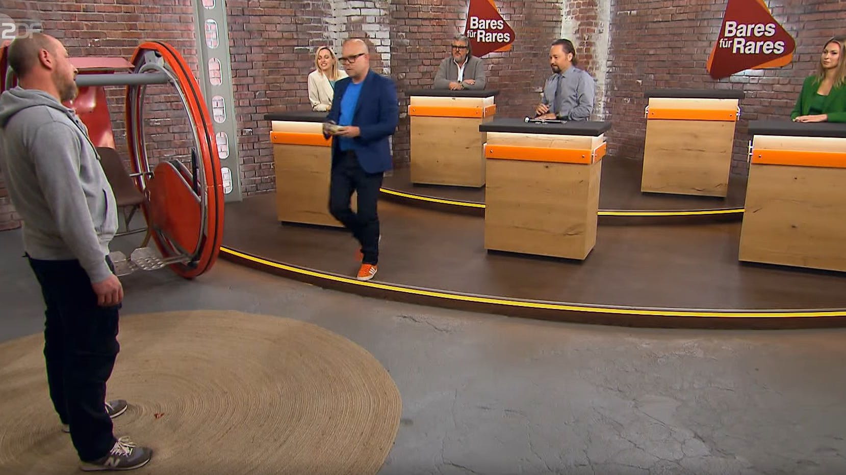 Der neue „Bares für Rares“-Händler Leo Leo aus Berlin zahlt 500 Euro an Verkäufer Norman (l.).