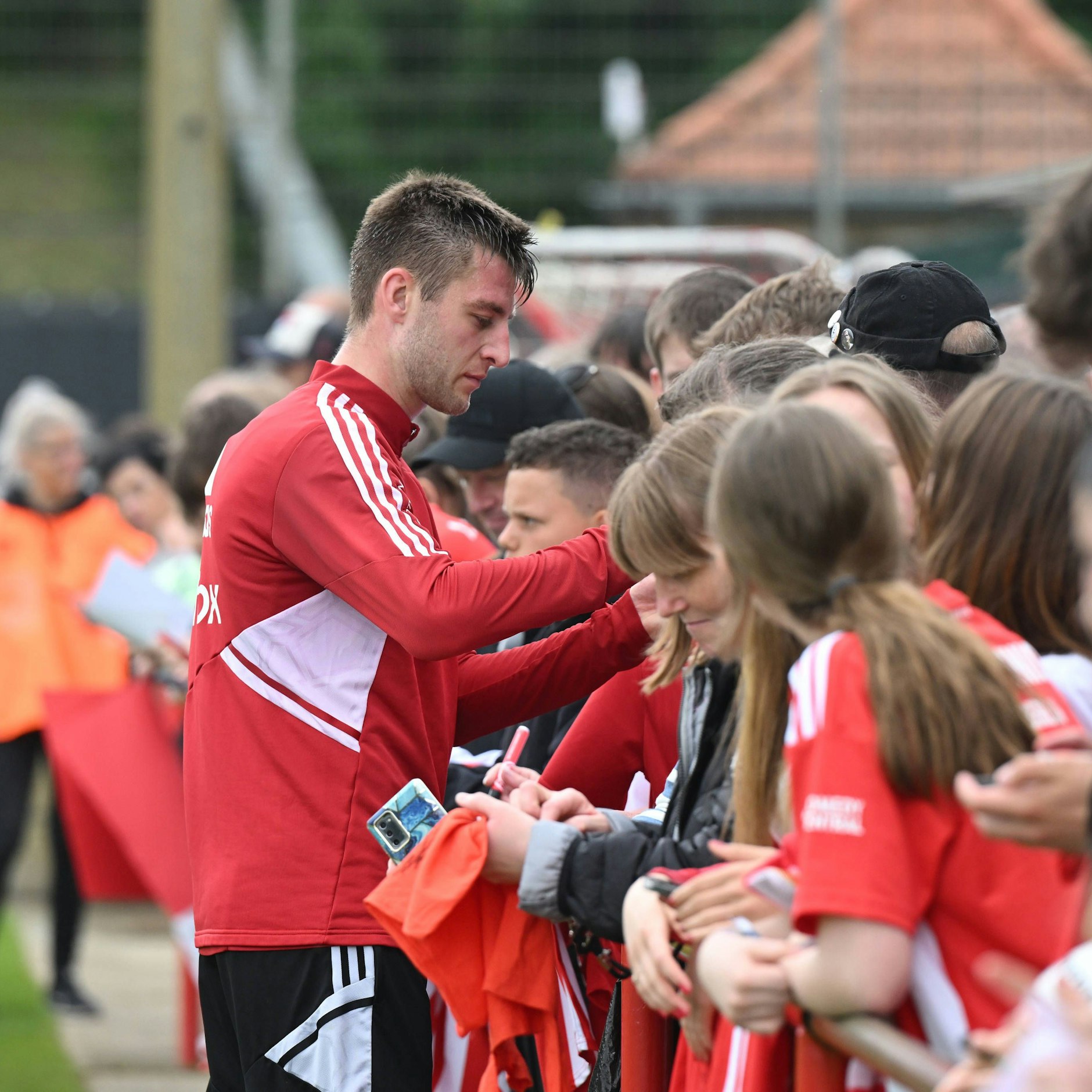 Musste fleißig Autogramme geben nach dem Training: Robin Knoche.