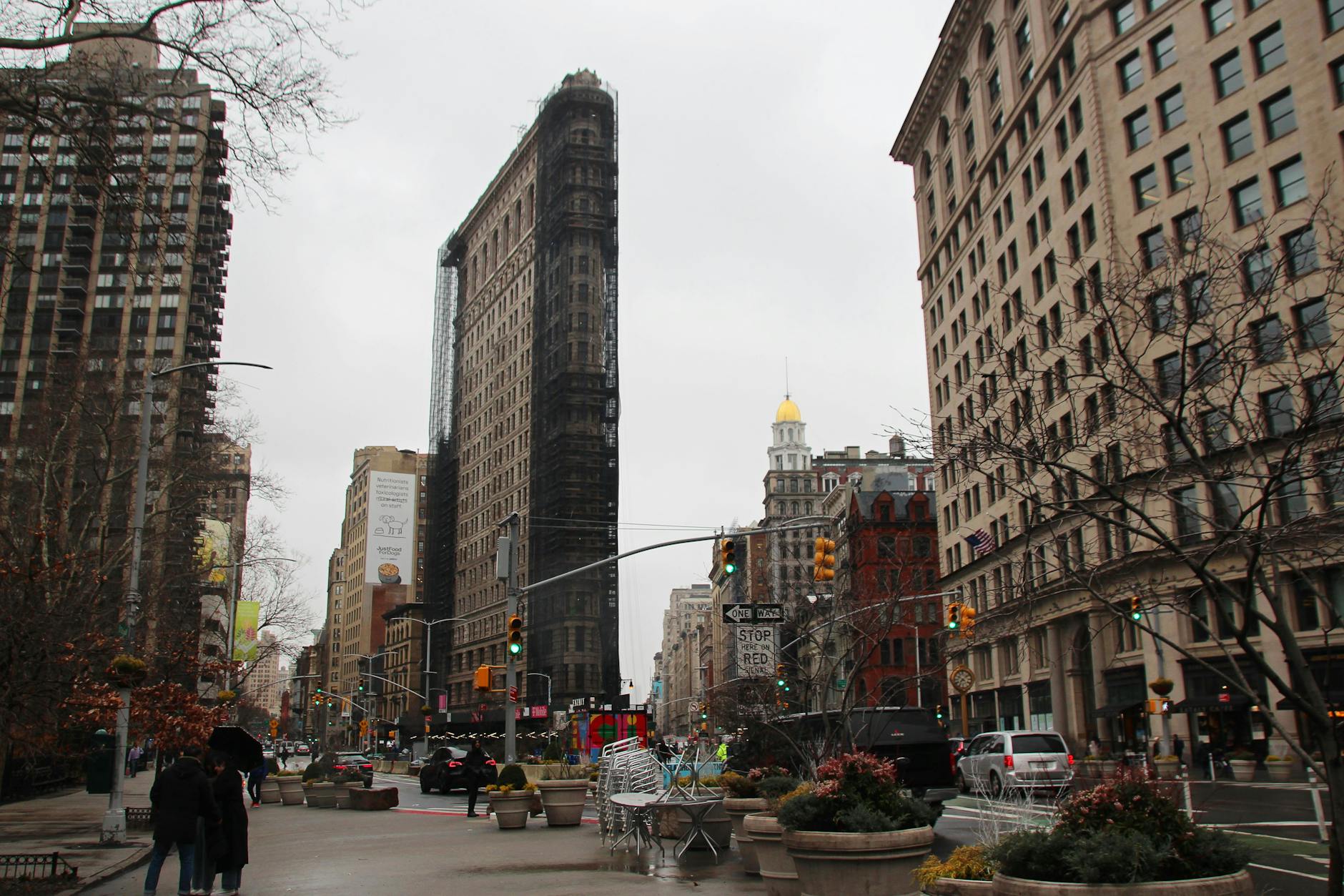 Das teilweise eingerüstete Flatiron Building (Bügeleisen-Gebäude). Das markante dreieckige Haus gehört zu den beliebtesten Sehenswürdigkeiten von New York. Momentan ist es teilweise hinter einem Gerüst versteckt. 