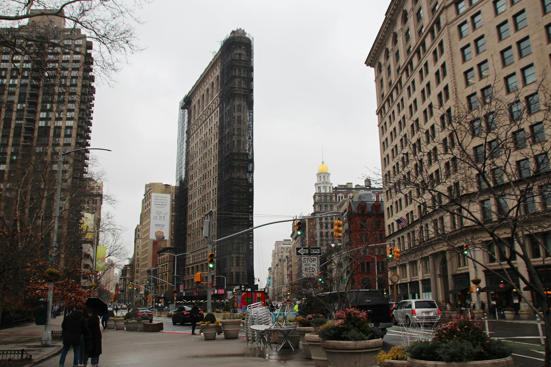 Das teilweise eingerüstete Flatiron Building (Bügeleisen-Gebäude). Das markante dreieckige Haus gehört zu den beliebtesten Sehenswürdigkeiten von New York. Momentan ist es teilweise hinter einem Gerüst versteckt.&nbsp;