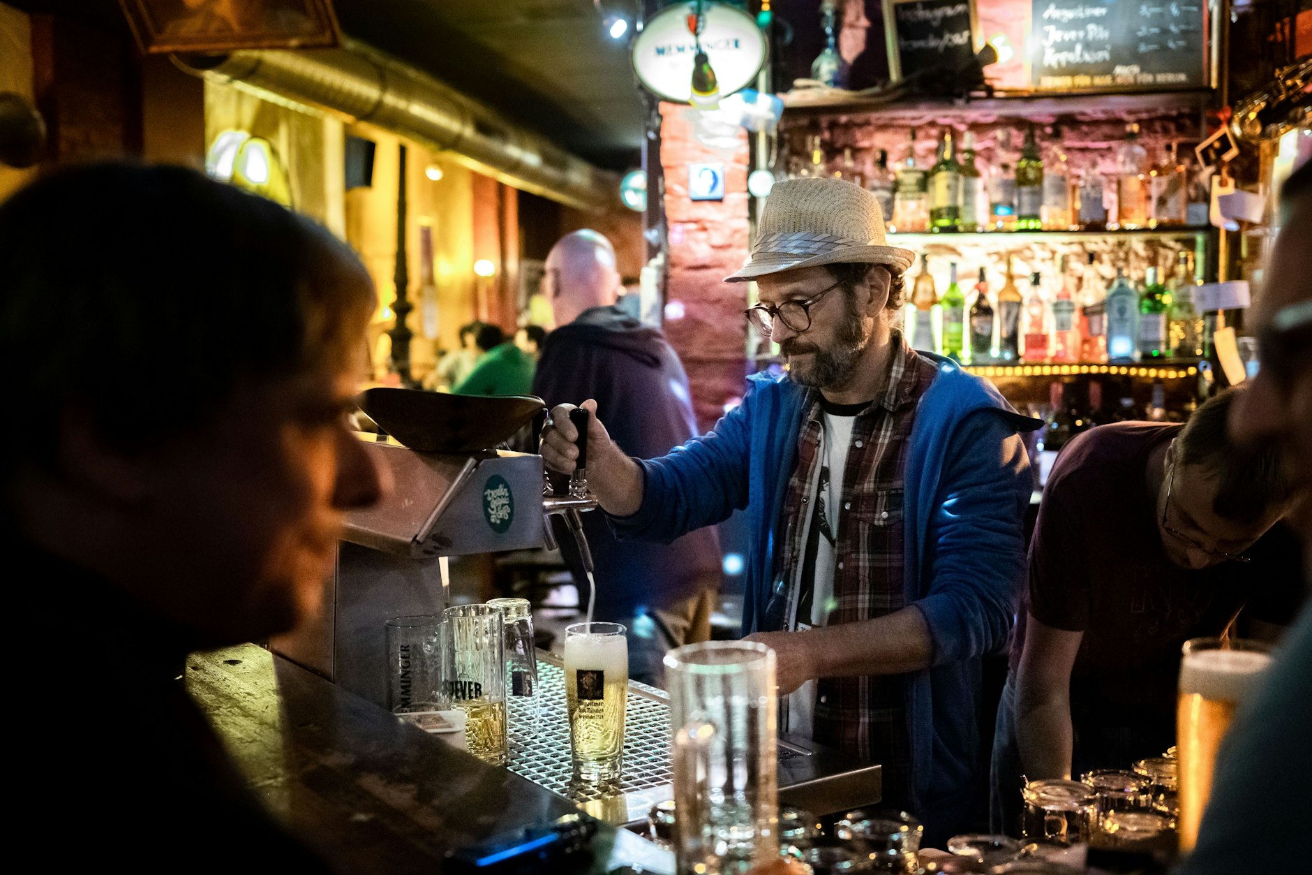 Martin Kaltenmaier im Tomsky. Die Bar gibt es seit 1992 in Prenzlauer Berg.
