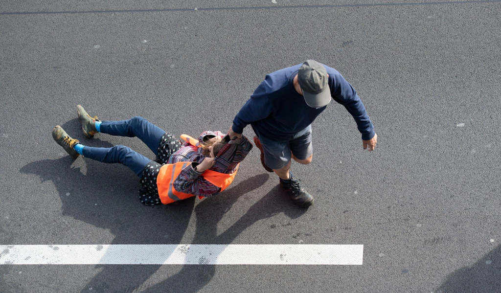 Rechtslage: Dürfen genervte Autofahrer Klima-Kleber von der Straße zerren?