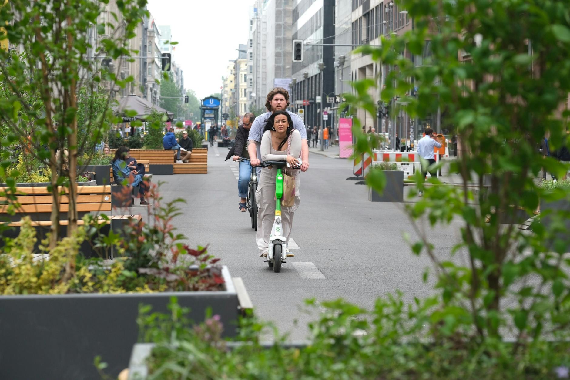 Frisches Grün mit schlechtem Timing: Kurz vor der Abschaffung der Fußgängerzone wurden neue Pflanzkübel aufgestellt.