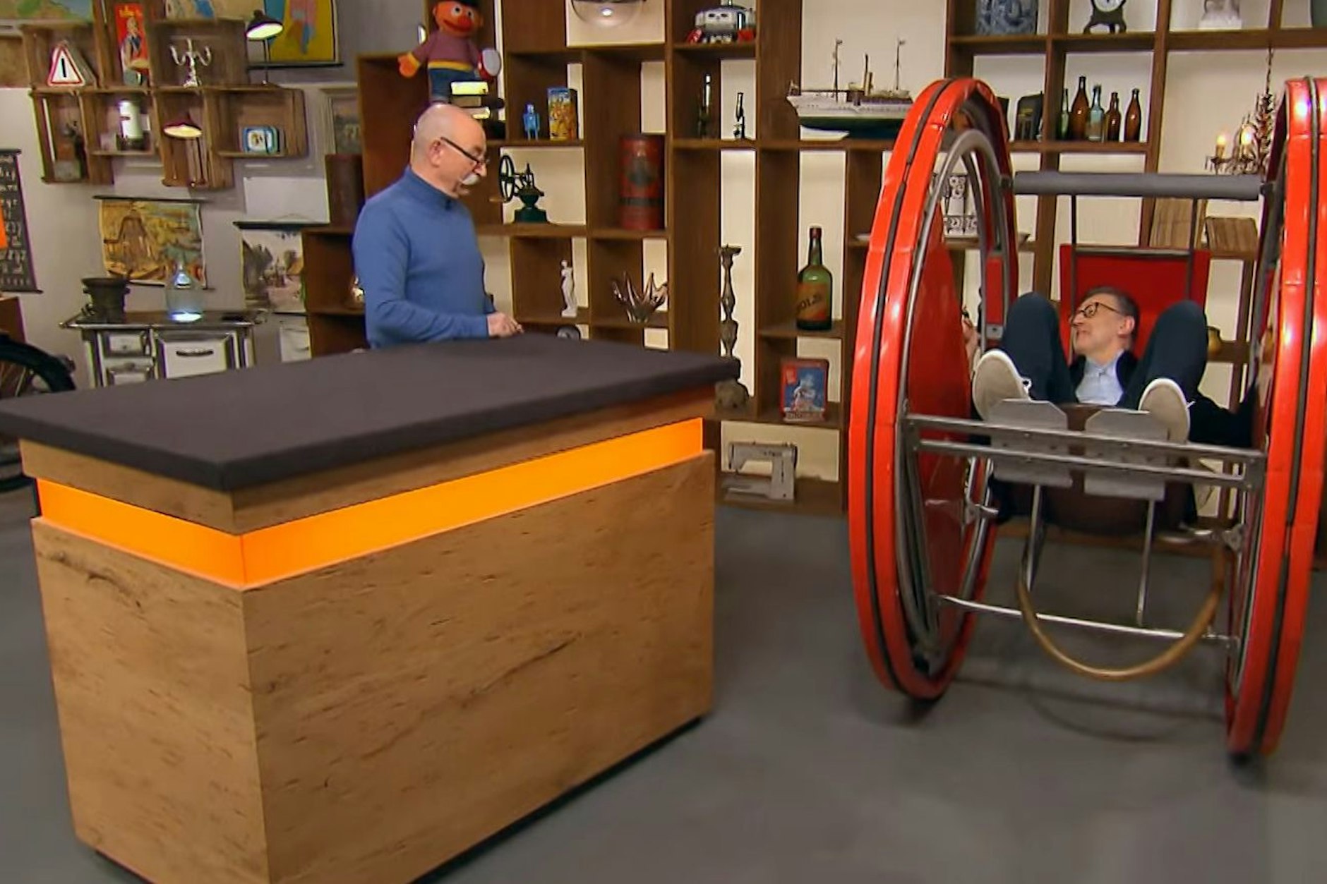 Voller Körpereinsatz des „Bares für Rares“-Experten Detlev Kümmel beim Test des merkwürdigen Rades.