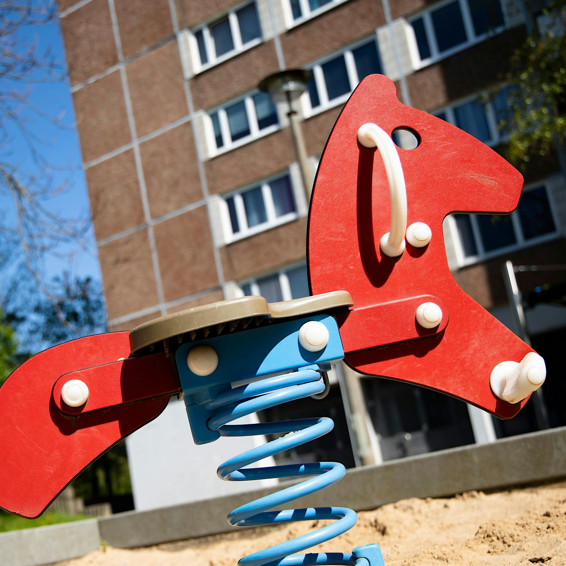 Explosion auf Spielplatz in Lichtenberg: Kita-Gruppe mit Böller beworfen
