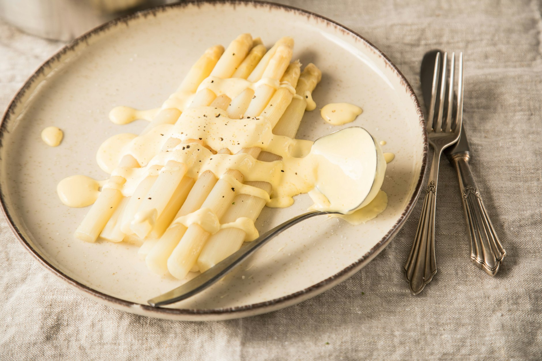 Sauce Hollandaise und Spargel sind eine Traumkombi. Bei Fertigsoßen warnen Verbraucherschützer vor vielen künstlichen Inhaltsstoffen.