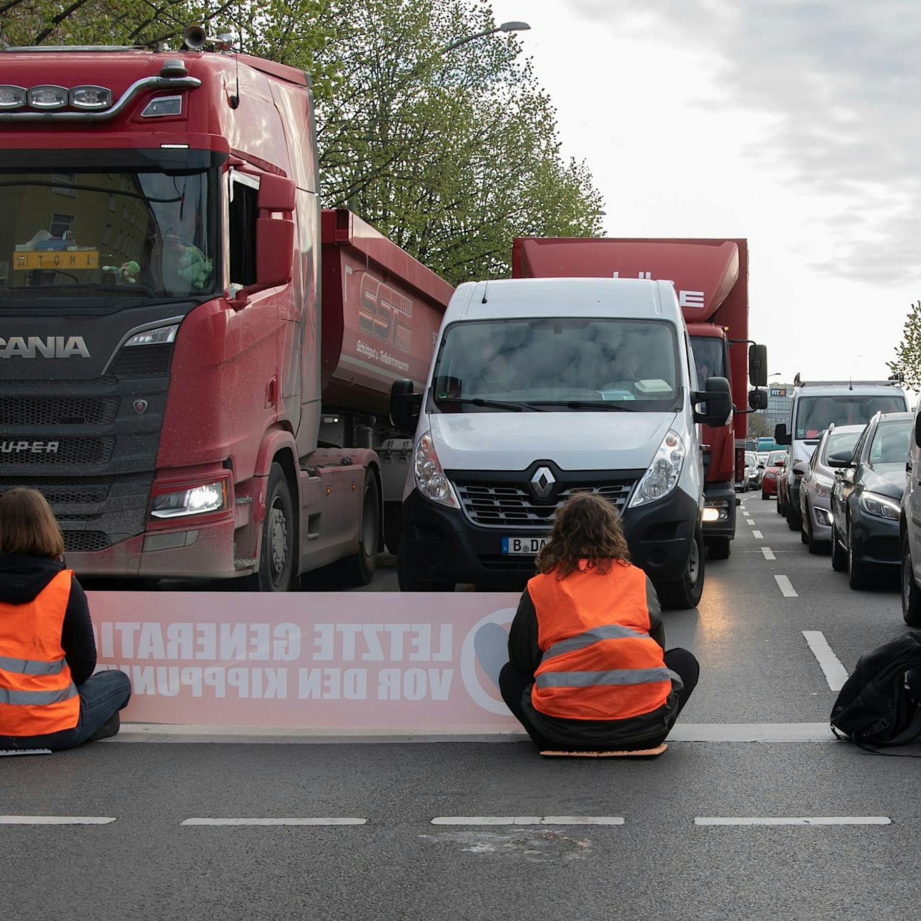Letzte Generation legt Verkehr lahm: Männer zerren Aktivisten von der Straße