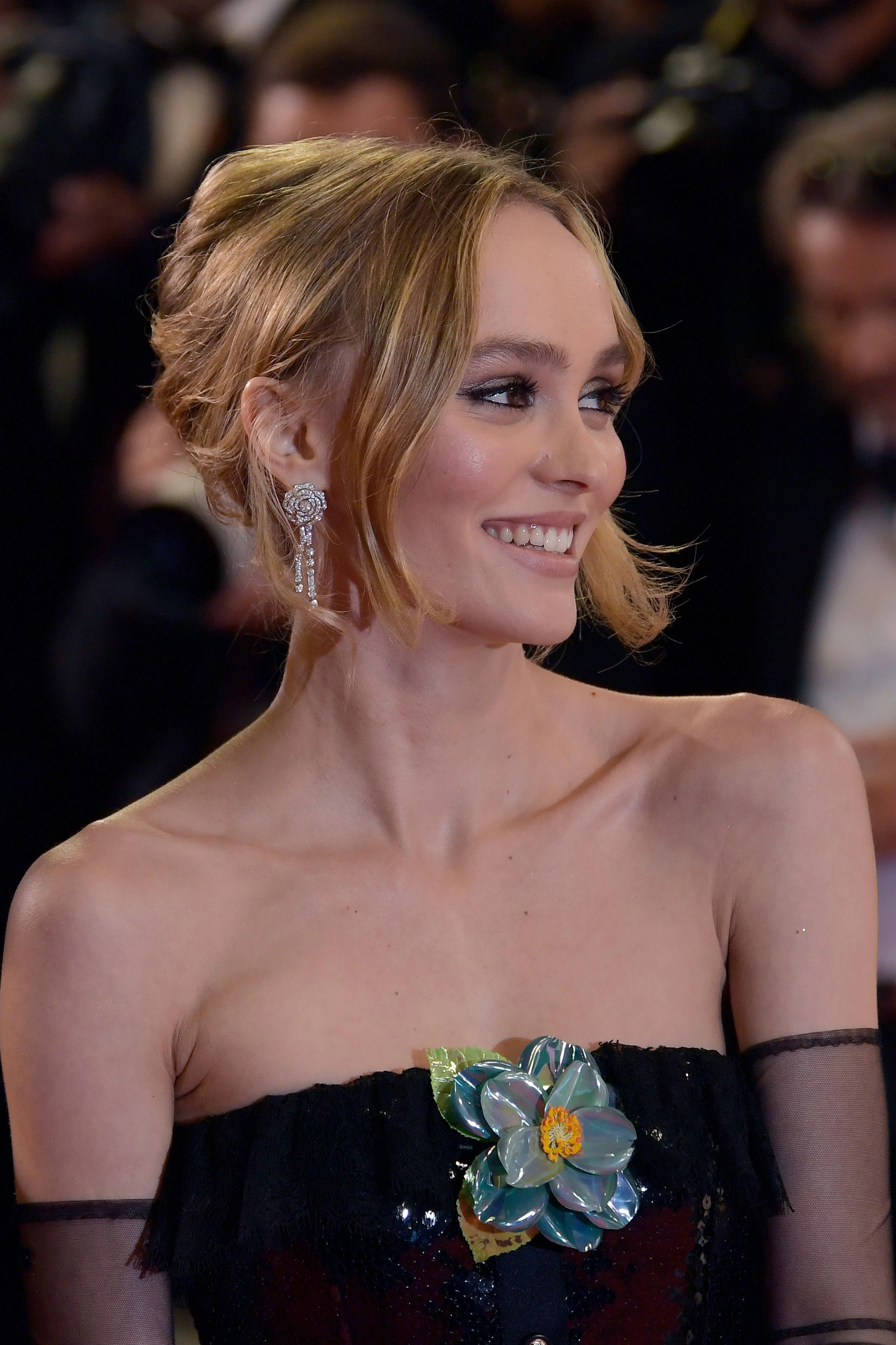 Lily-Rose Depp ist als Chanel-Ambassador auch mit Schmuck von der französischen Maison bestückt worden: An den Ohren trägt sie Chanel-Kamelien-Ohrringe aus achtzehnkarätigem Weißgold mit Diamanten.&nbsp;