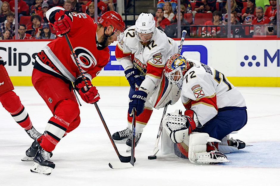 Carolinas Paul Stastny (26) versucht den Torwart der Florida Panthers, Sergei Bobrovsky (72), zu überwinden.  