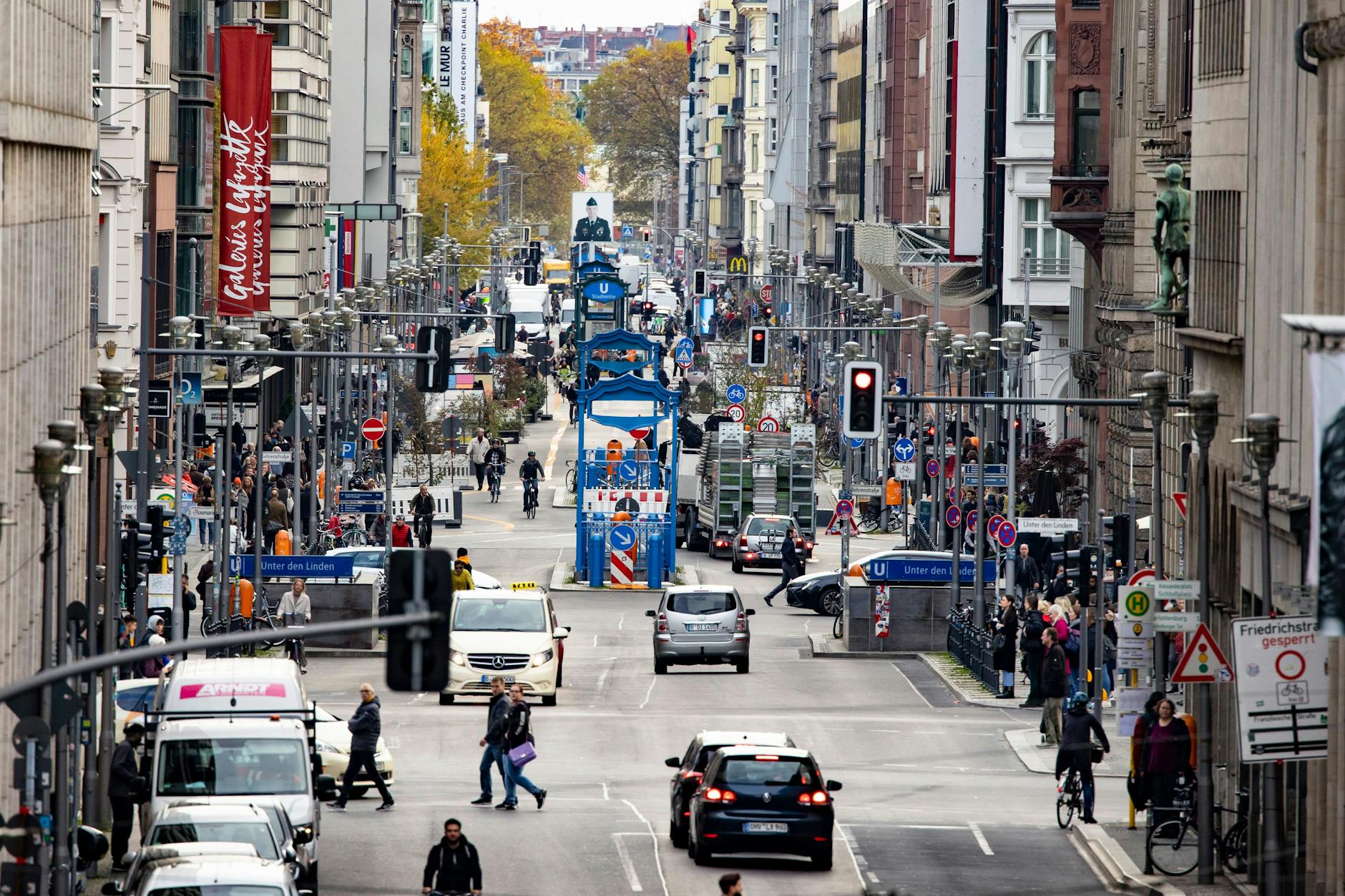 Eine Straße als Stückwerk: die Friedrichstraße im vergangenen November mit ihren unterschiedlichen Abschnitten.