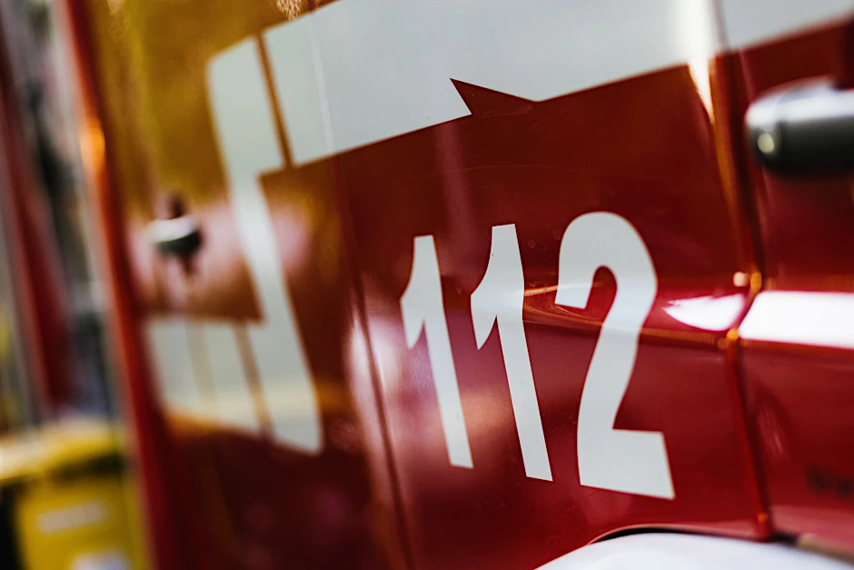 ARCHIV - Ein Feuerwehrfahrzeug steht auf dem Hof eines Feuerwehrgerätehauses.  ild