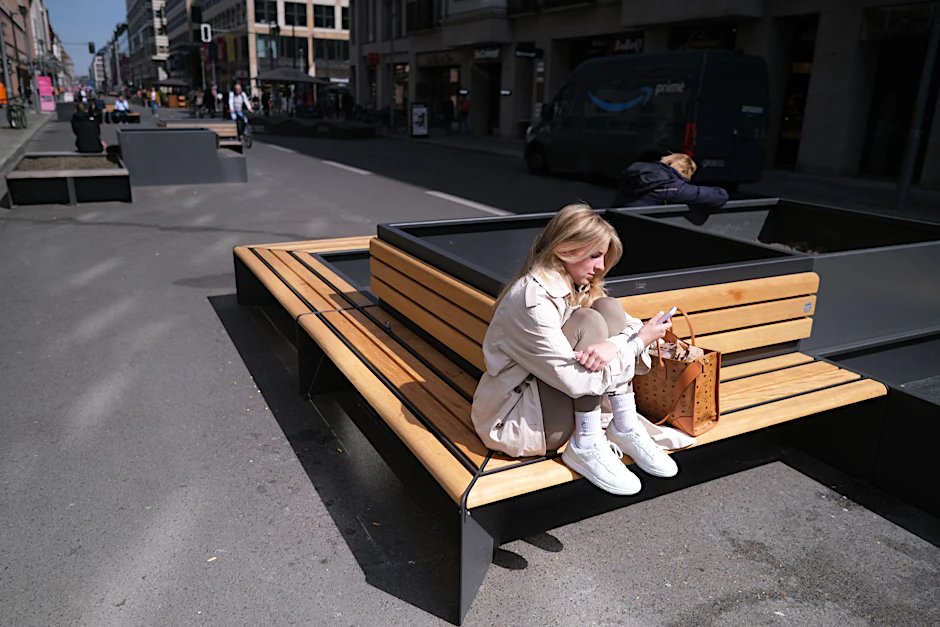 Künftige Ex-Fußgängerzone Friedrichstraße: Die Sitzgelegenheiten kommen wieder weg.