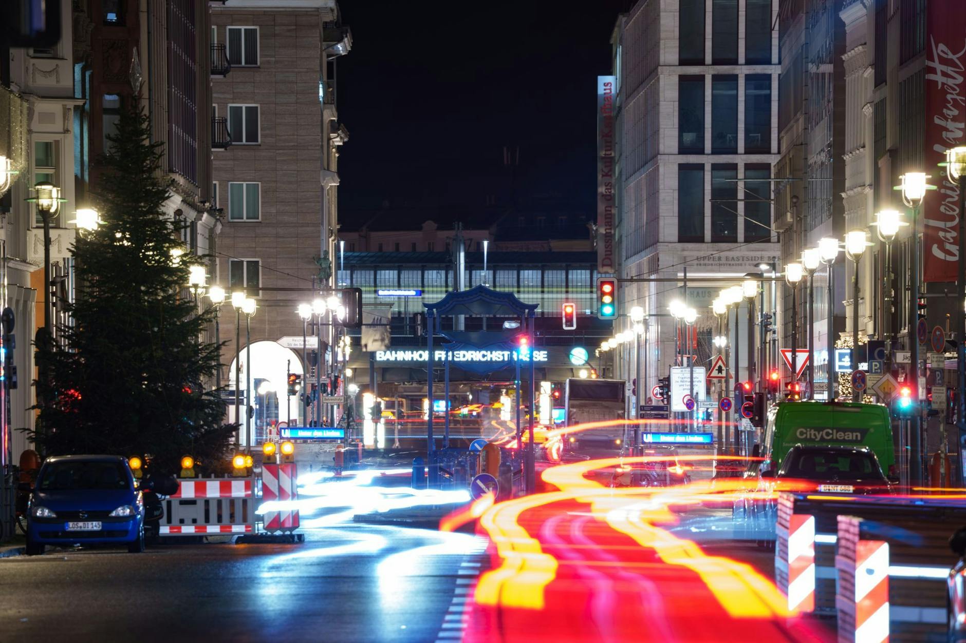 Schön bunt: die Friedrichstraße in den Abendstunden.