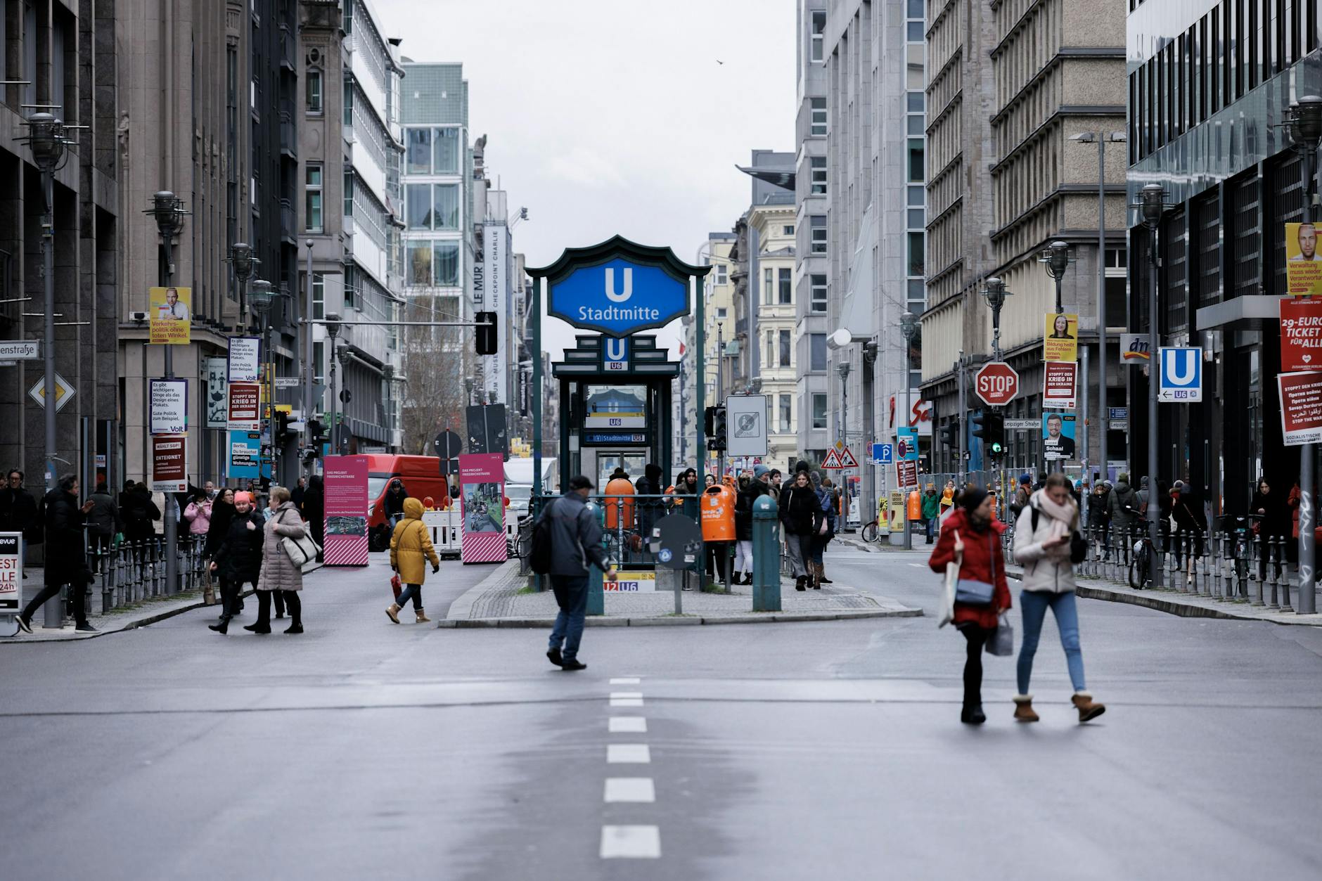 Passanten gehen auf der Fahrbahn der aktuell gesperrten Friedrichstraße. Der betreffende gut 500 Meter lange Abschnitt zwischen Leipziger Straße und Französischer Straße ist dauerhaft für den Pkw-Verkehr gesperrt. 
