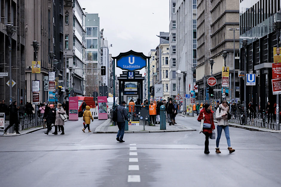 Passanten gehen auf der Fahrbahn der aktuell gesperrten Friedrichstraße. Der betreffende gut 500 Meter lange Abschnitt zwischen Leipziger Straße und Französischer Straße ist dauerhaft für den Pkw-Verkehr gesperrt.&nbsp;