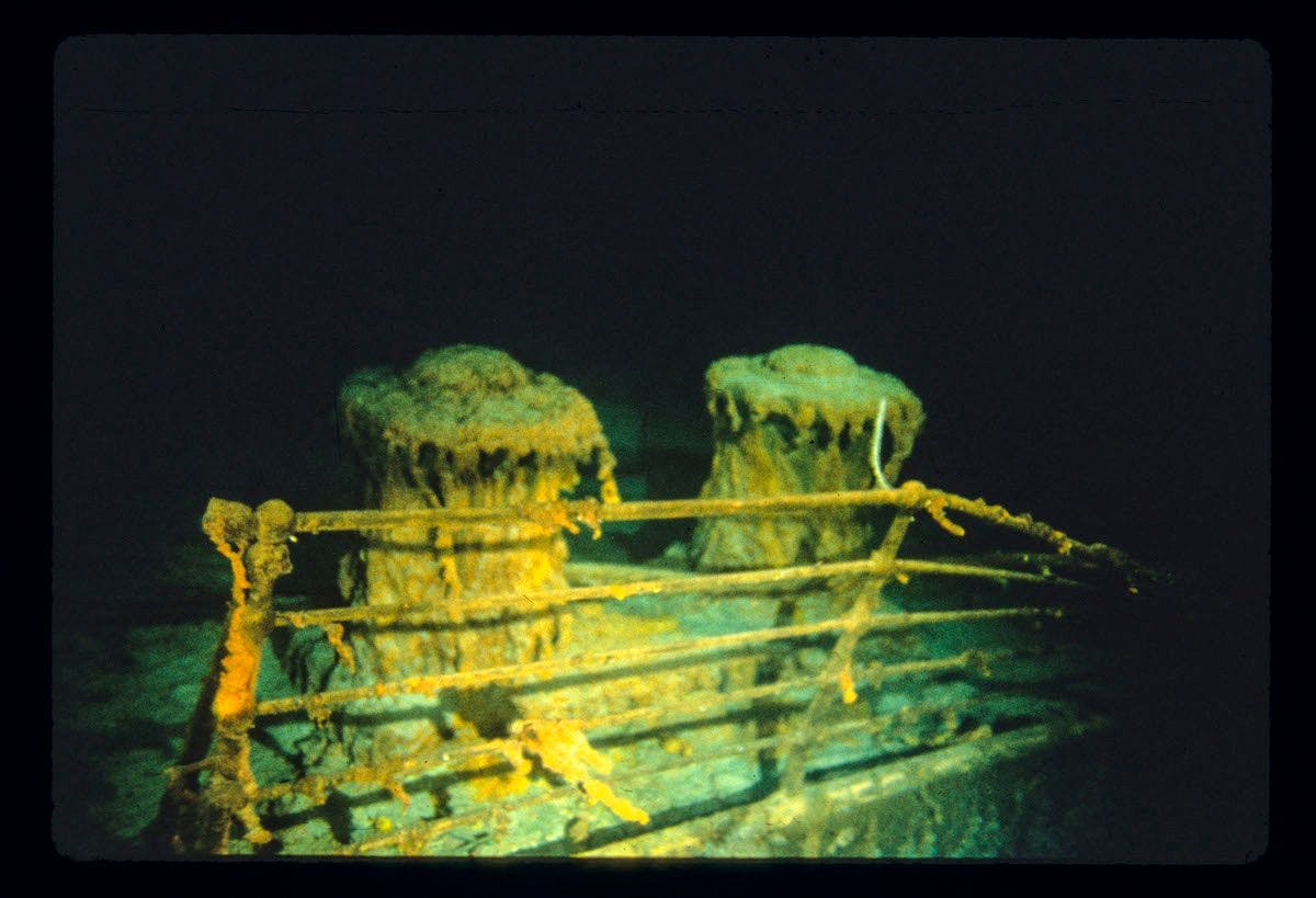 Dieses Bild, das mit Genehmigung des WHOI (Woods Hole Oceanographic Institution) während des historischen Tauchgangs 1986 aufgenommen und am 15. Februar 2023 veröffentlicht wurde, zeigt die Relingstützen der Titanic.