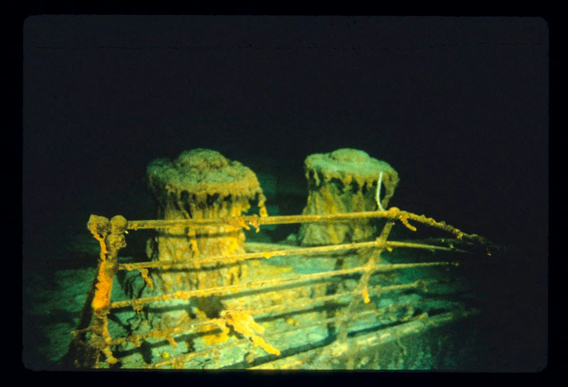 Dieses Bild, das mit Genehmigung des WHOI (Woods Hole Oceanographic Institution) während des historischen Tauchgangs 1986 aufgenommen und am 15. Februar 2023 veröffentlicht wurde, zeigt die Relingstützen der Titanic.