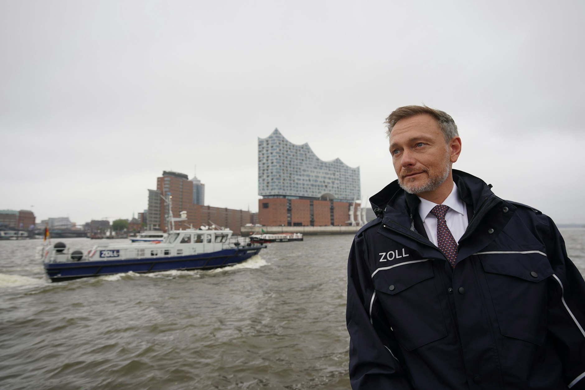 Termin an der frischen Luft: Finanzminister Christian Lindner (FDP) in einem Zollboot vor der Elbphilharmonie.
