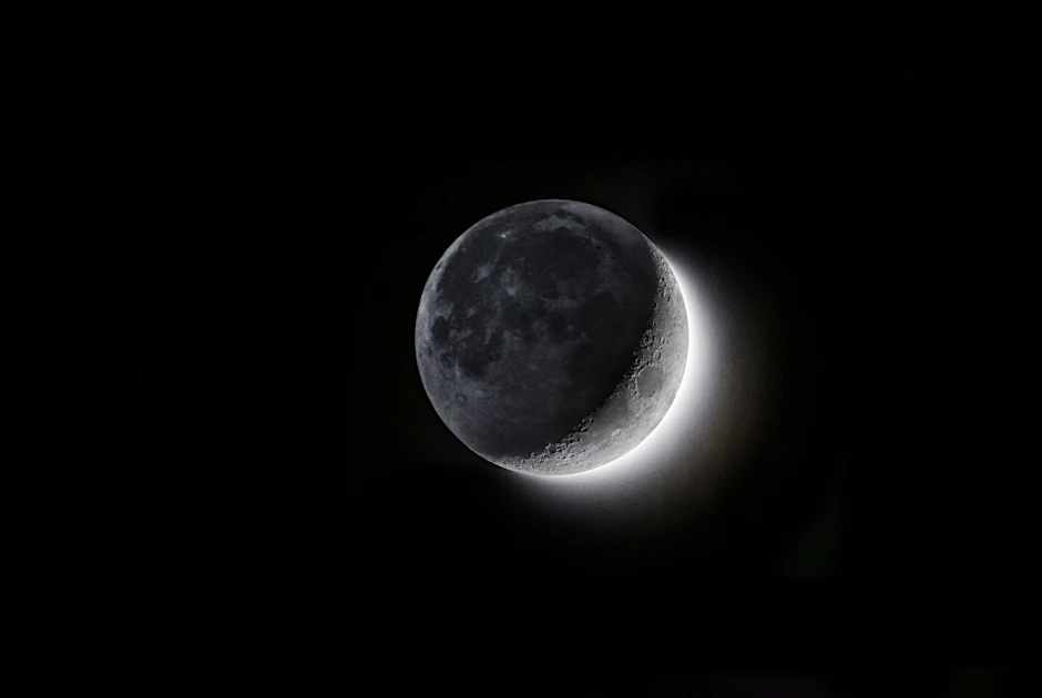 Der Mond zeigt bis etwa Ende Mai einen Da Vinci Glow.