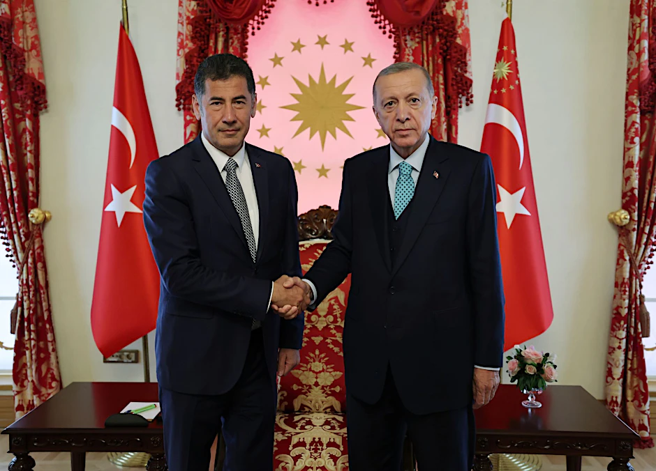dpatopbilder - HANDOUT - Sinan Ogan unterstützt Recep Tayyip Erdogan (r).  