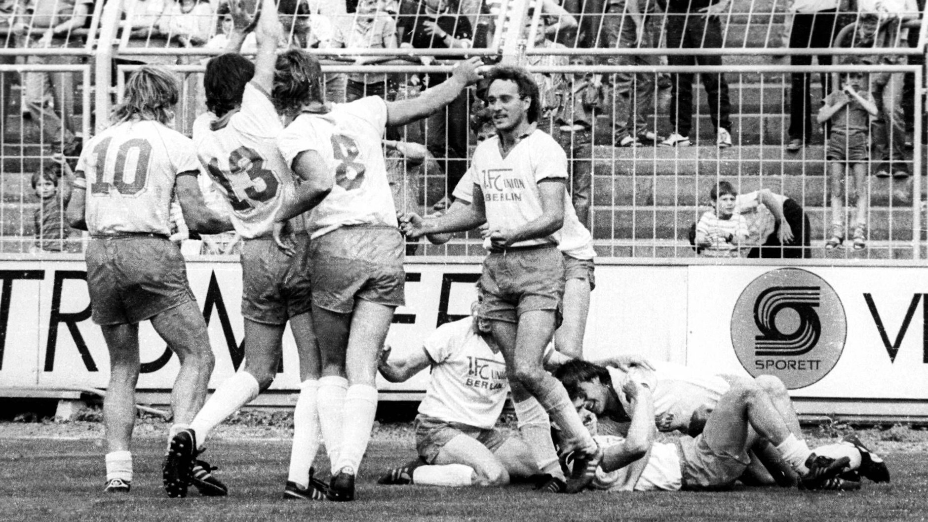 Nach der Rettung 1988 in letzter Sekunde ist Union um Kapitän Olaf „Leo“ Seier (l.) im Freudenrausch.