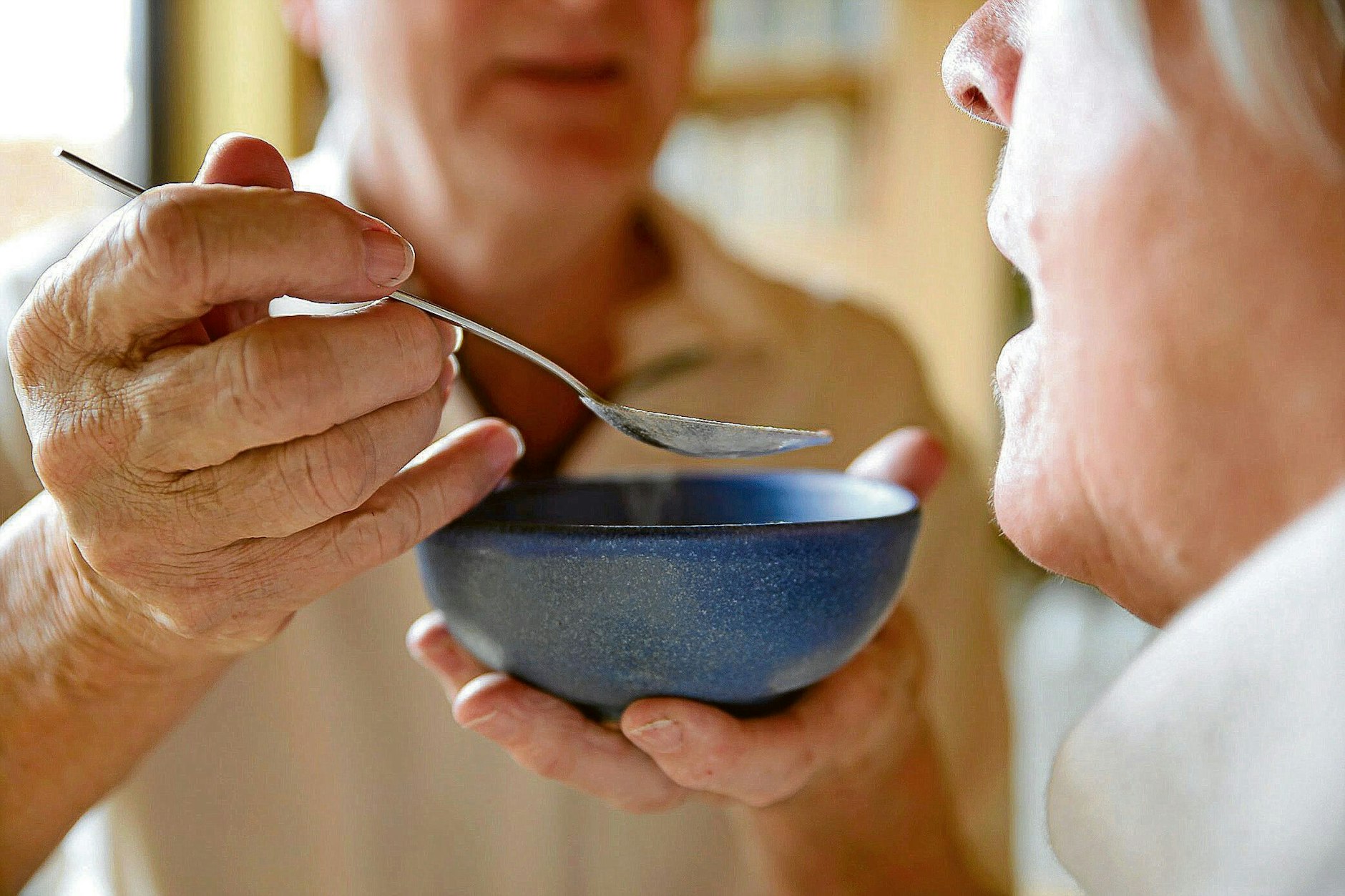  Angehörige sollen künftig leichter entscheiden können, ob sie Pflegeleistungen beispielsweise wegen Urlaubs für eine Fachkraft zu Hause oder eine stationäre Kurzzeitpflege verwenden.