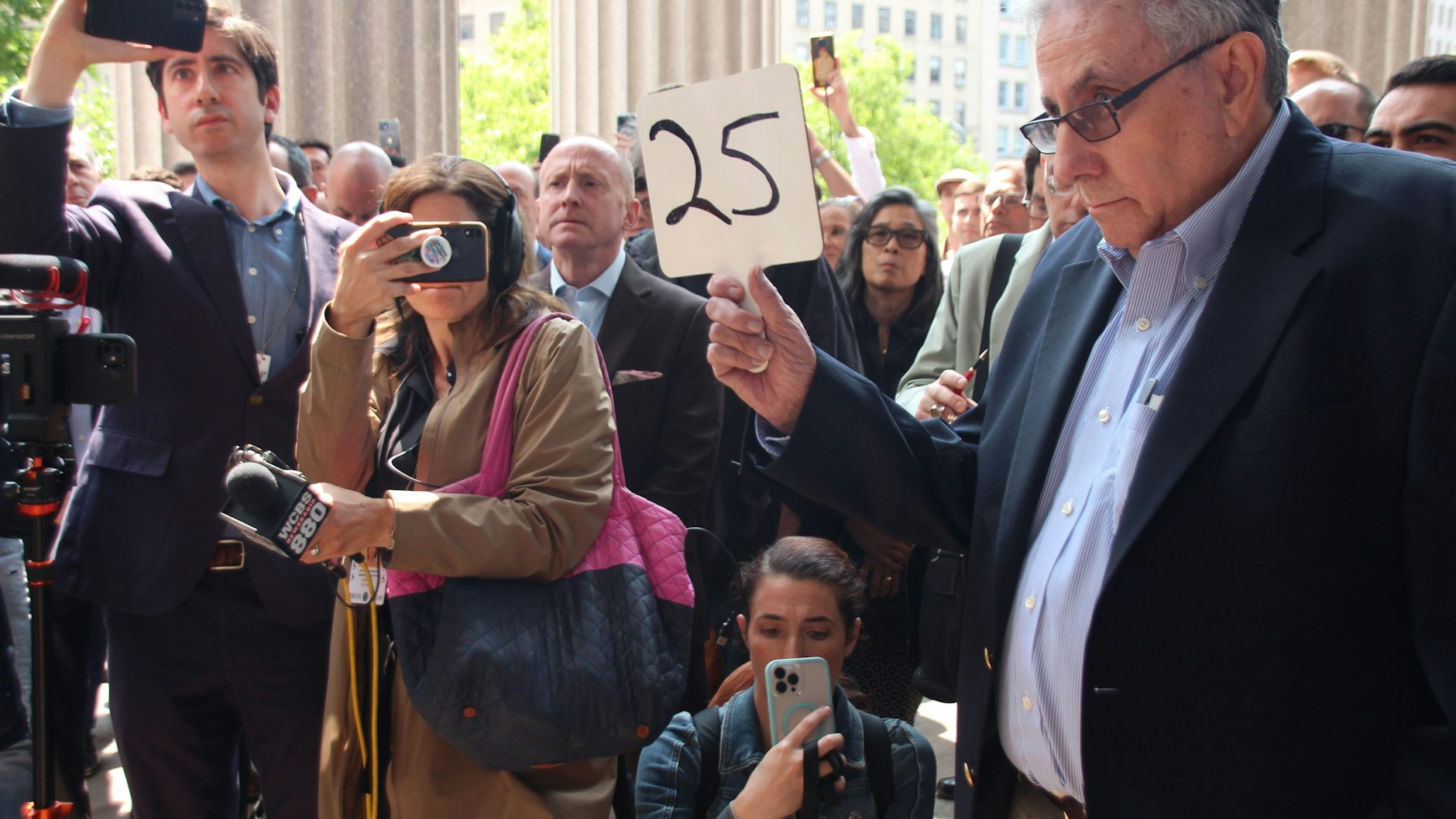 Jeff Gural, Immobilien-Unternehmer und Teileigentümer des Flatiron Building, bietet bei einer Auktion auf den Stufen vor einem Gerichtsgebäude in New York auf das «Bügeleisen-Gebäude». New Yorks berühmtes dreieckiges Gebäude ist im zweiten Anlauf versteigert worden.&nbsp;