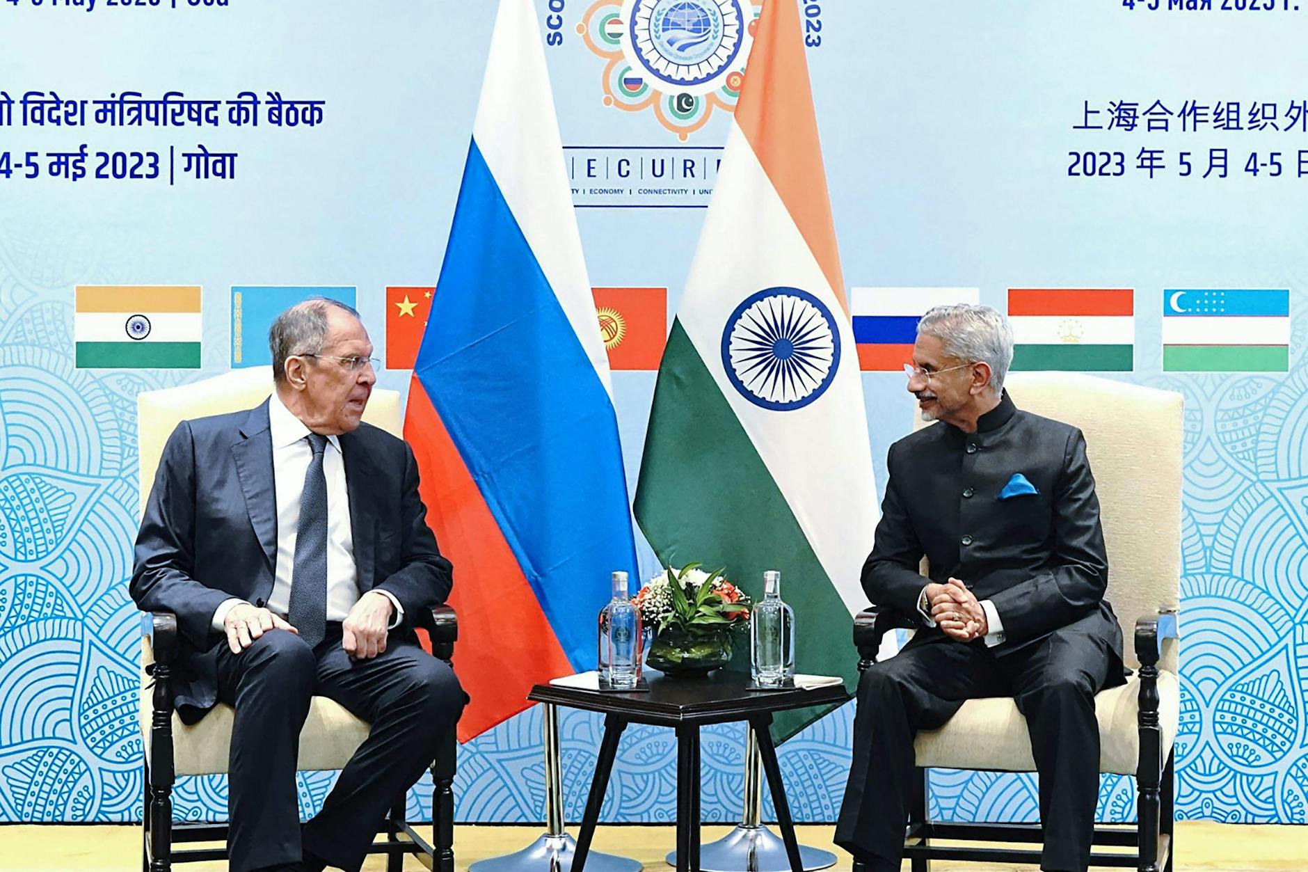 Die Außenminister Russlands und Indiens am Rande einer Konferenz: Sergej Lawrow und Subrahmanyam Jaishankar