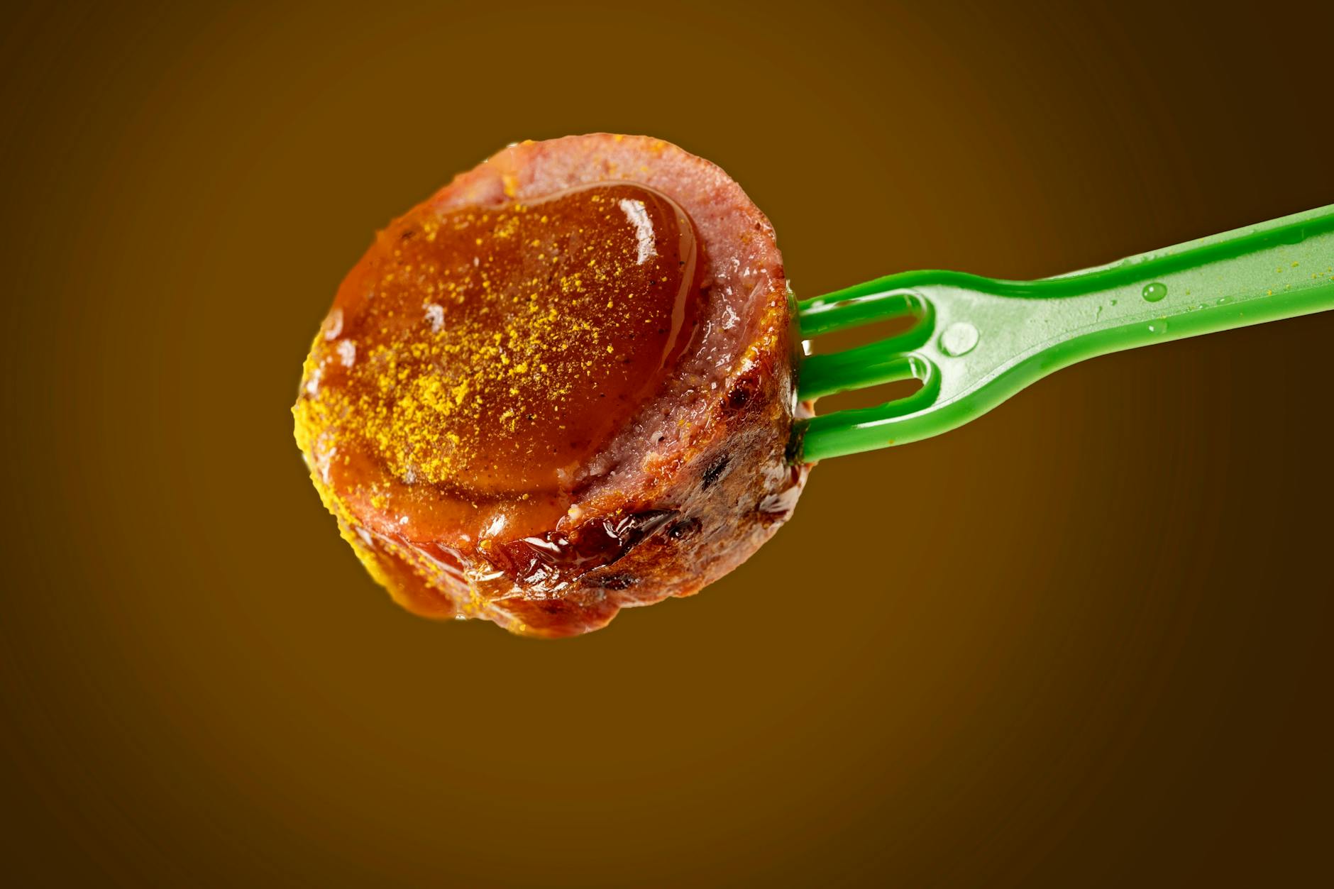 Wird immer seltener aufgepiekst: die Currywurst.