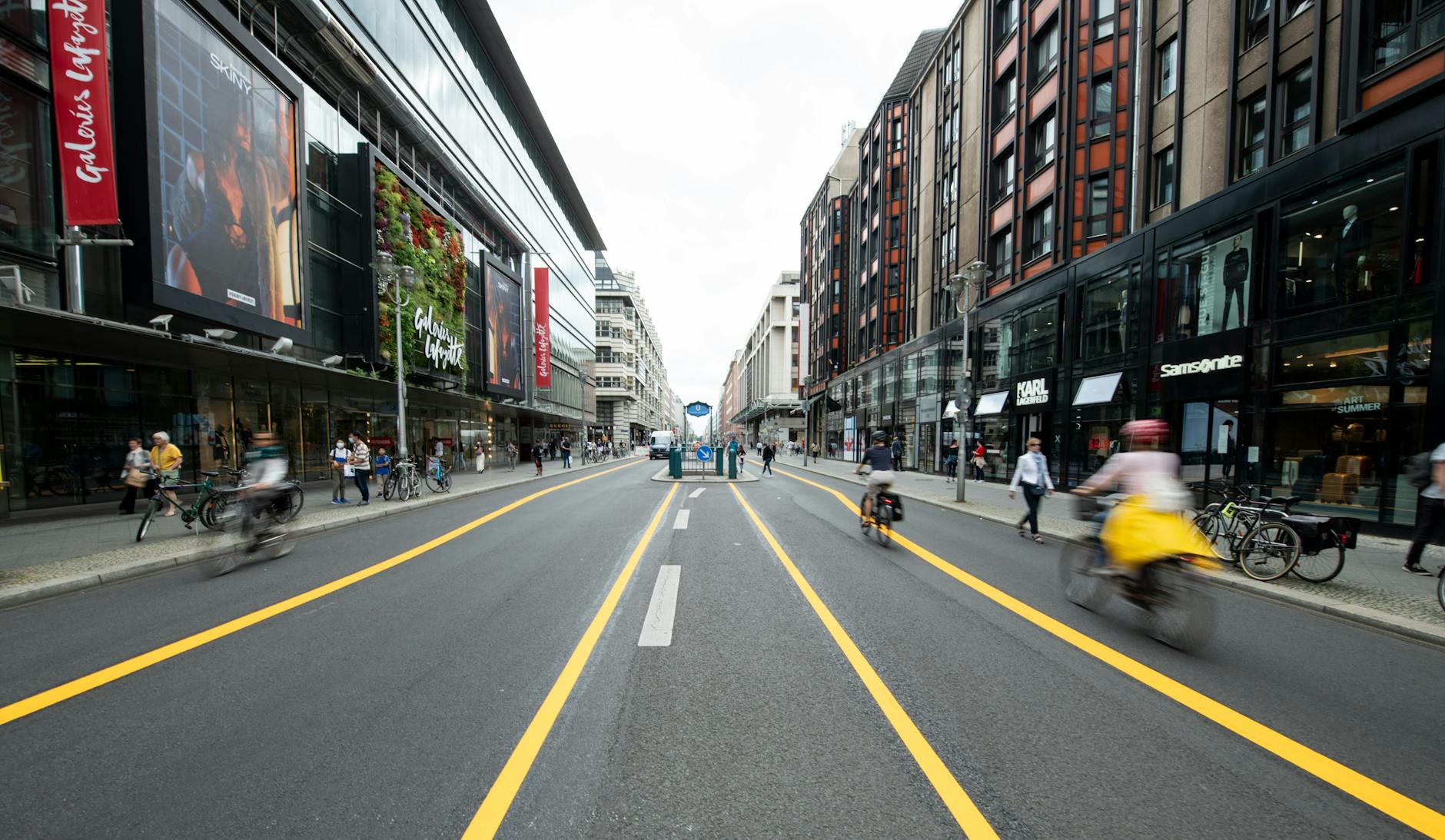 Aufenthaltsqualität: null! Der erste Verkehrsversuch einer Radschnellbahn verlangte von Fußgängern eine Portion Todesverachtung.
