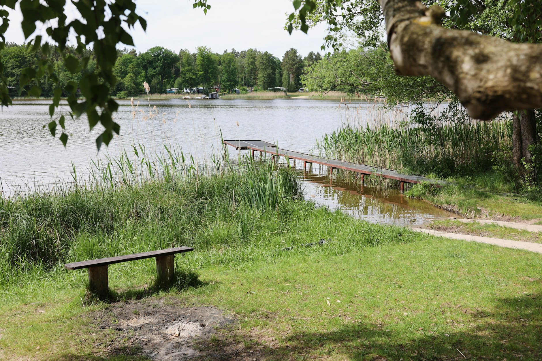 Die Suche nach zwei nach einer Herrentagsfeier vermissten jungen Männern geht am Großen Wentowsee weiter. Bisher konnten die beiden nicht gefunden werden.