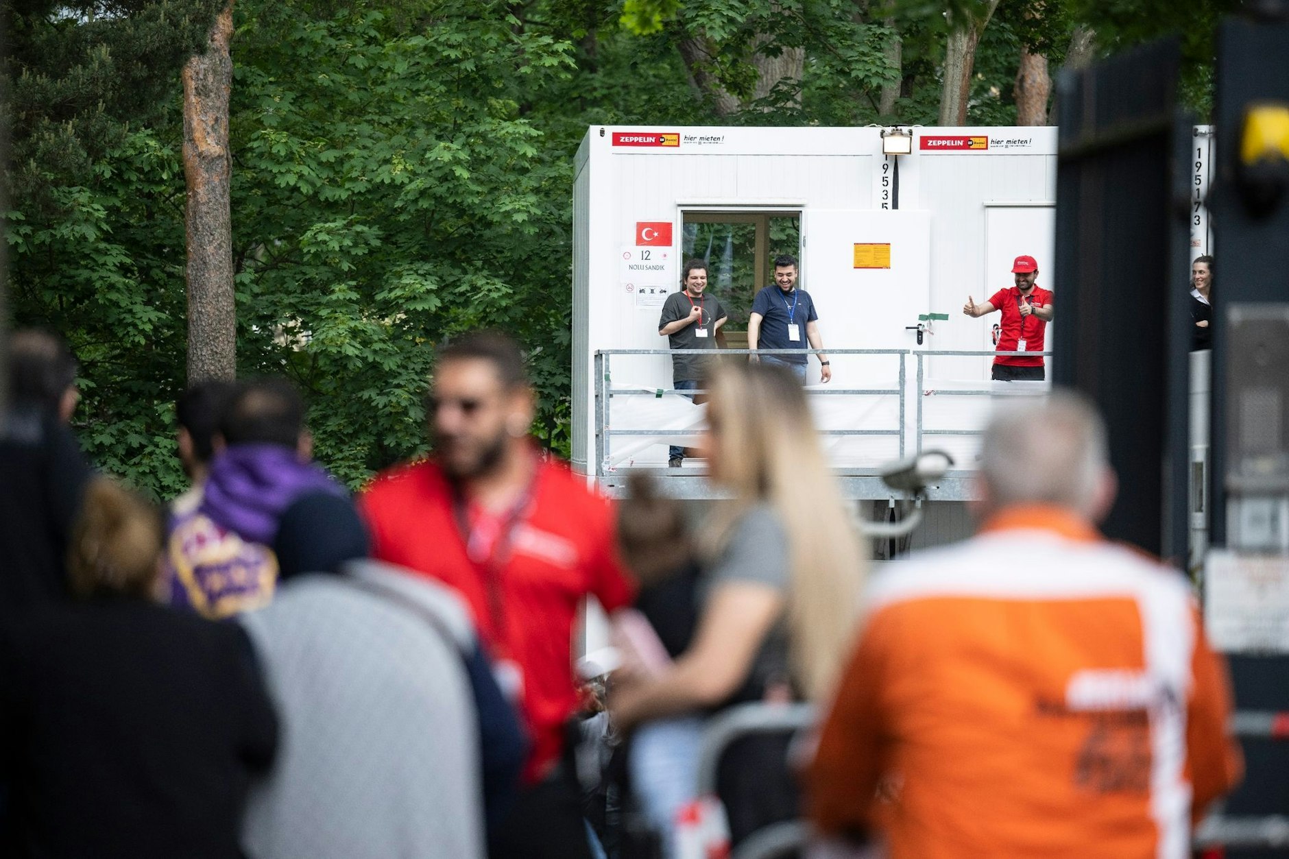 Wahlberechtigte warten vor dem Generalkonsulat an der Heerstraße, um dort ihre Stimme abzugeben.