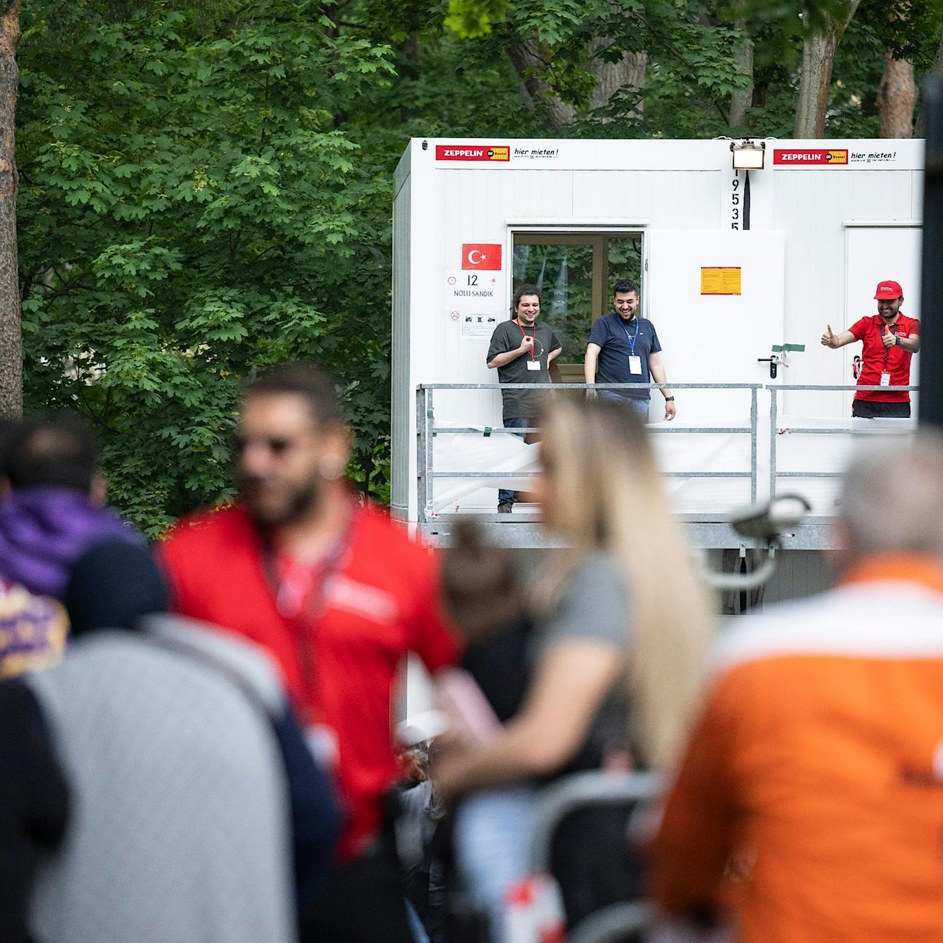Türkei-Stichwahl: Lange Schlangen vor dem Konsulat in Berlin